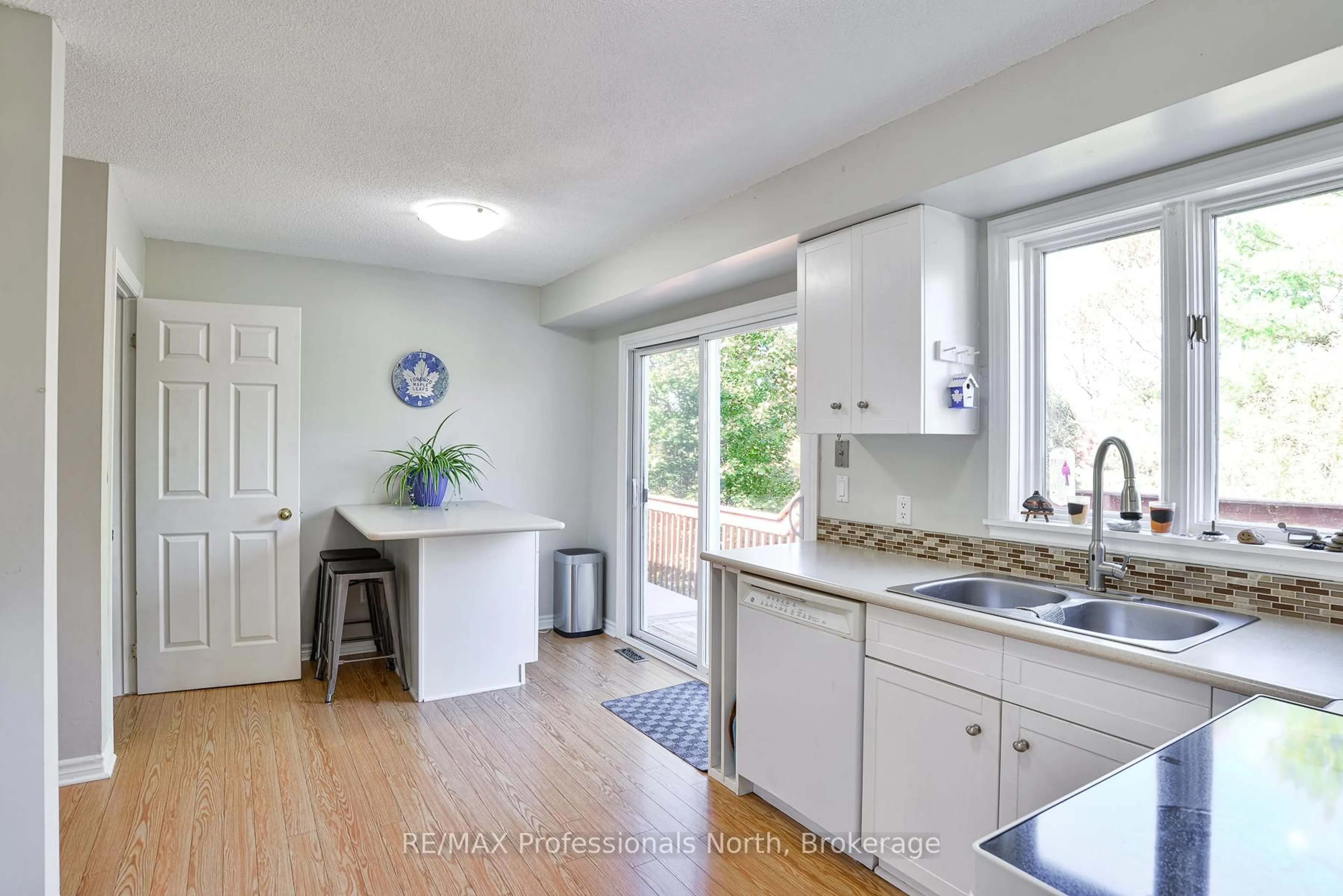 Open concept kitchen, ceramic/tile floor for 6 Lankin Ave, Bracebridge Ontario P1L 1Y1