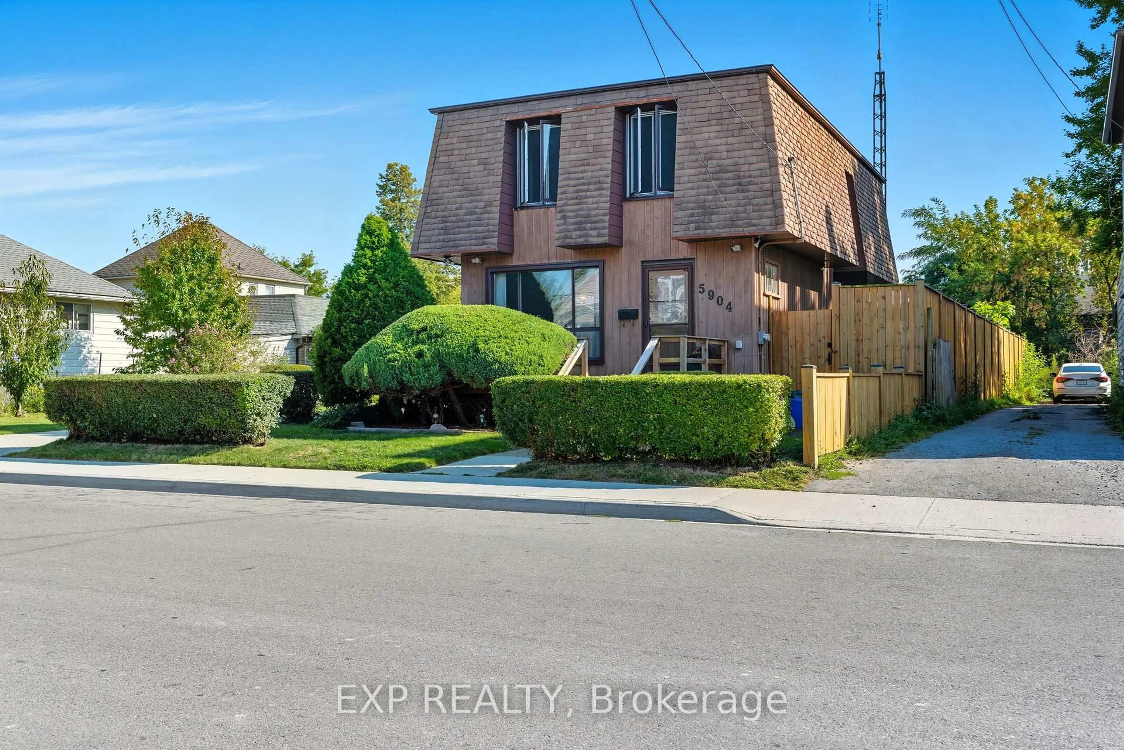 A pic from outside/outdoor area/front of a property/back of a property/a pic from drone, street for 5904 Prospect St, Niagara Falls Ontario L2G 1G8