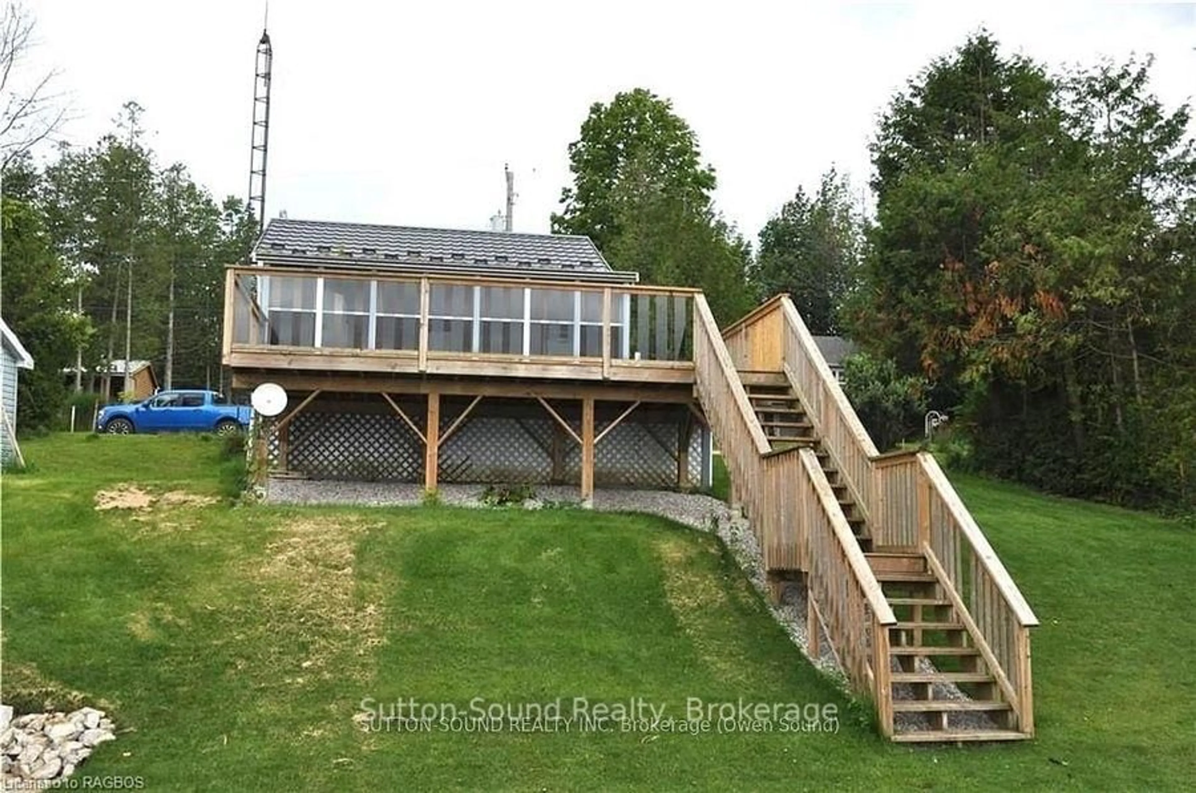 A pic from outside/outdoor area/front of a property/back of a property/a pic from drone, building for 38 Island View Dr, South Bruce Peninsula Ontario N0H 1A0
