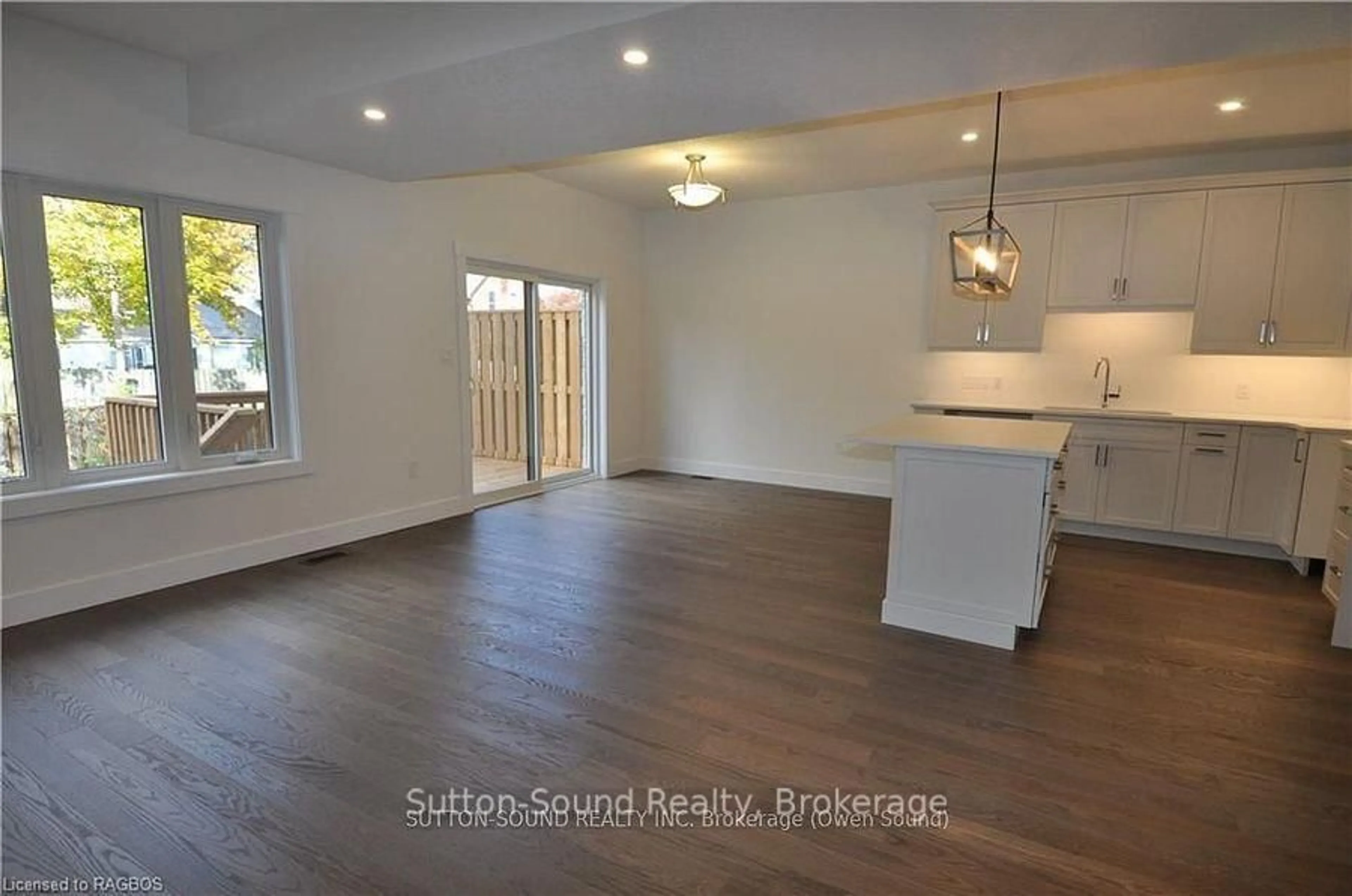 Unknown for 642 8th St, Owen Sound Ontario N4K 5N3