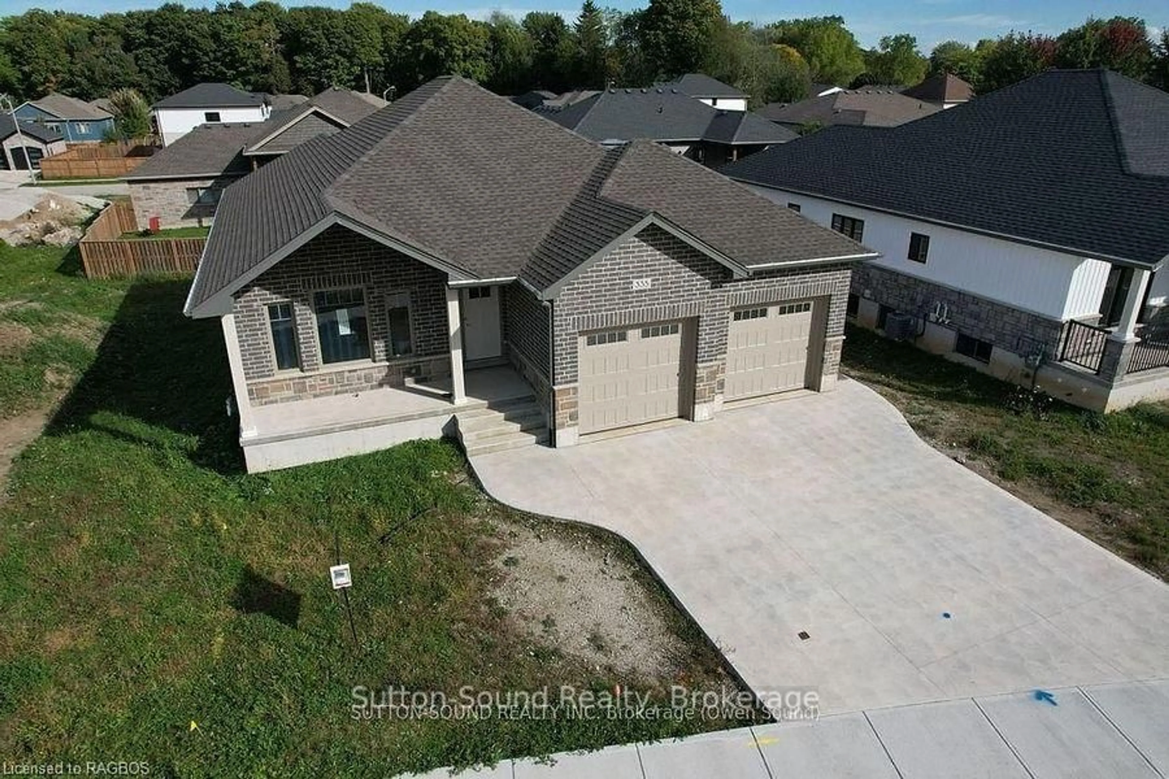 A pic from outside/outdoor area/front of a property/back of a property/a pic from drone, street for 335 6th Ave, Owen Sound Ontario N4K 0E4