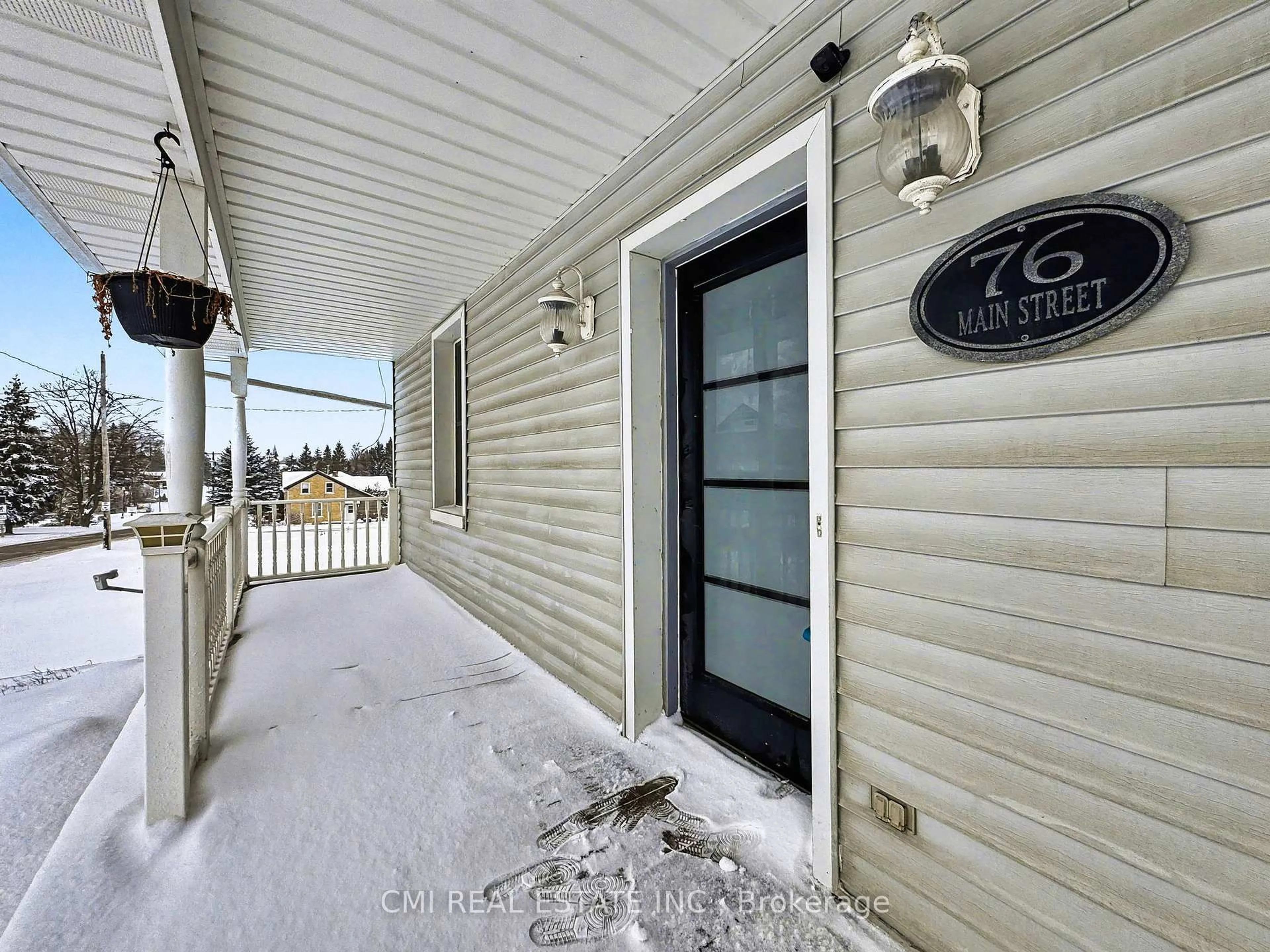 Indoor entryway for 76 Main St, Mapleton Ontario N0G 1P0