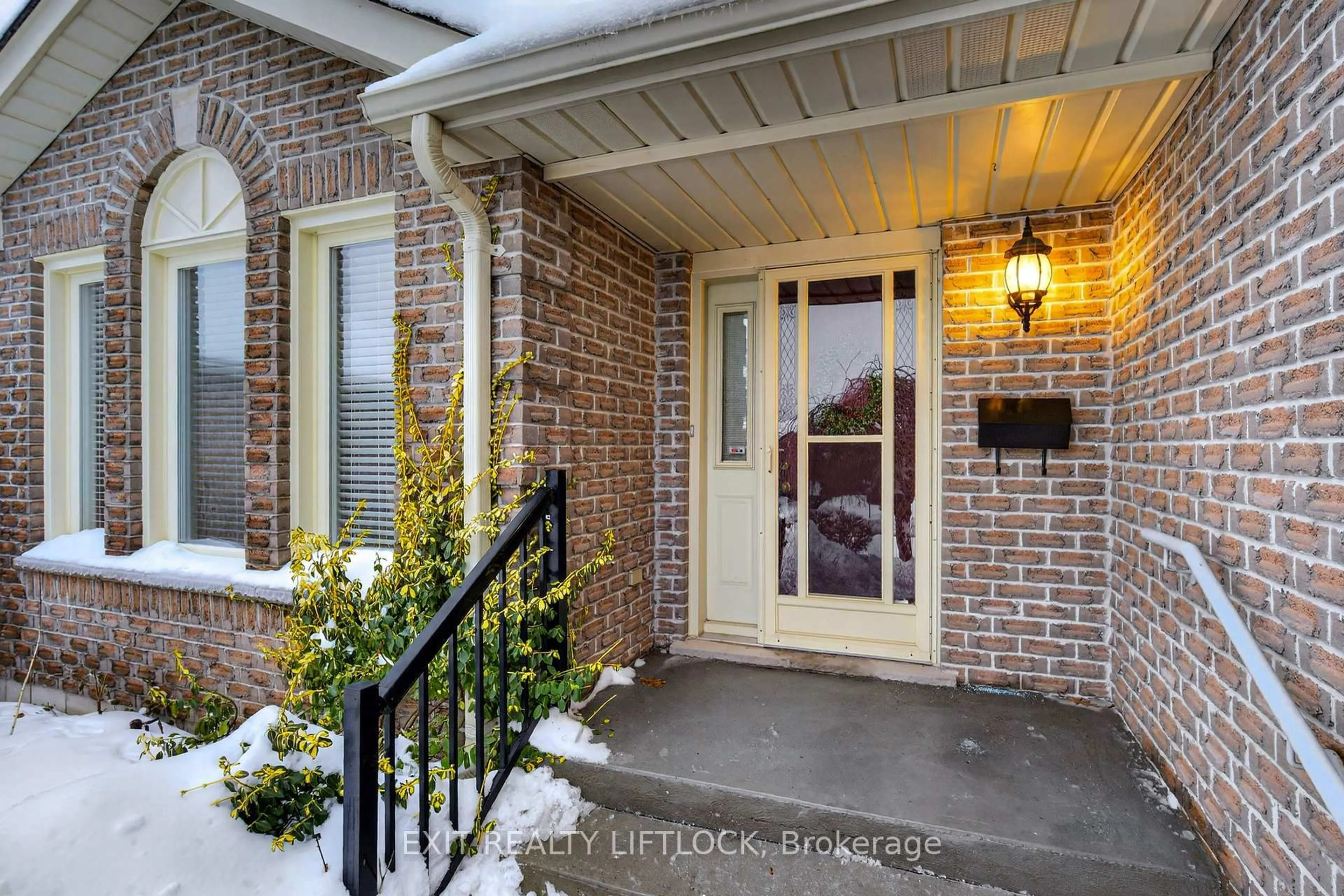 Indoor entryway for 1627 Ramblewood Dr, Peterborough Ontario K9K 2C3