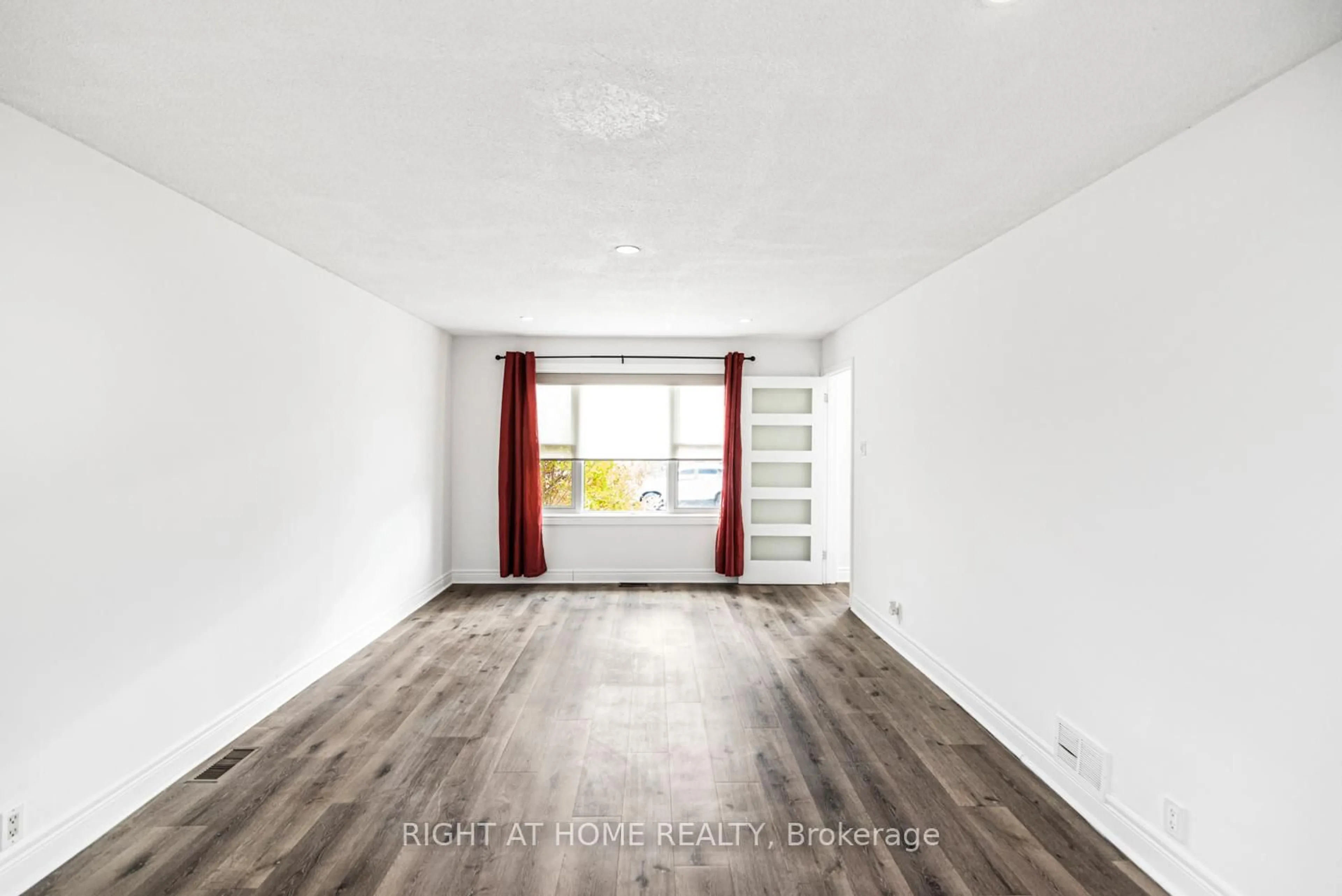 A pic of a room for 6385 Crawford St, Niagara Falls Ontario L2E 5Y9