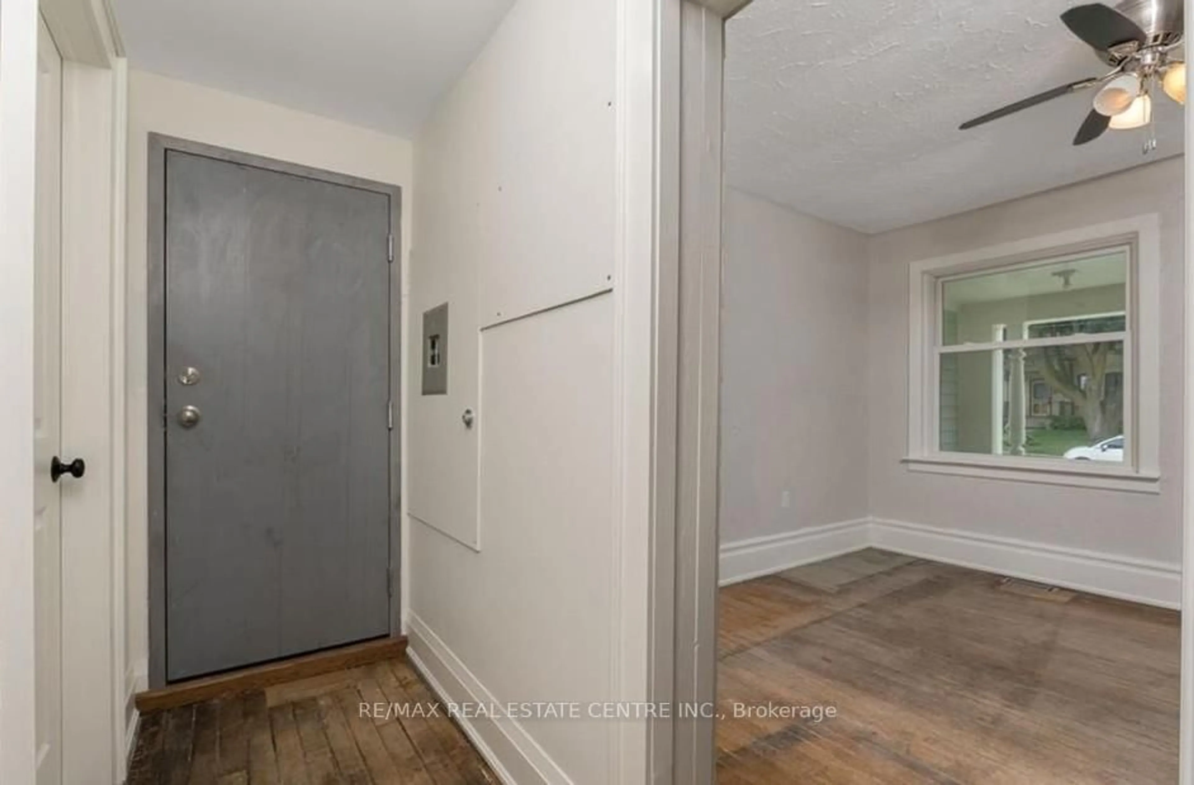 Indoor entryway for 14 Young St, Waterloo Ontario N2L 2Y8