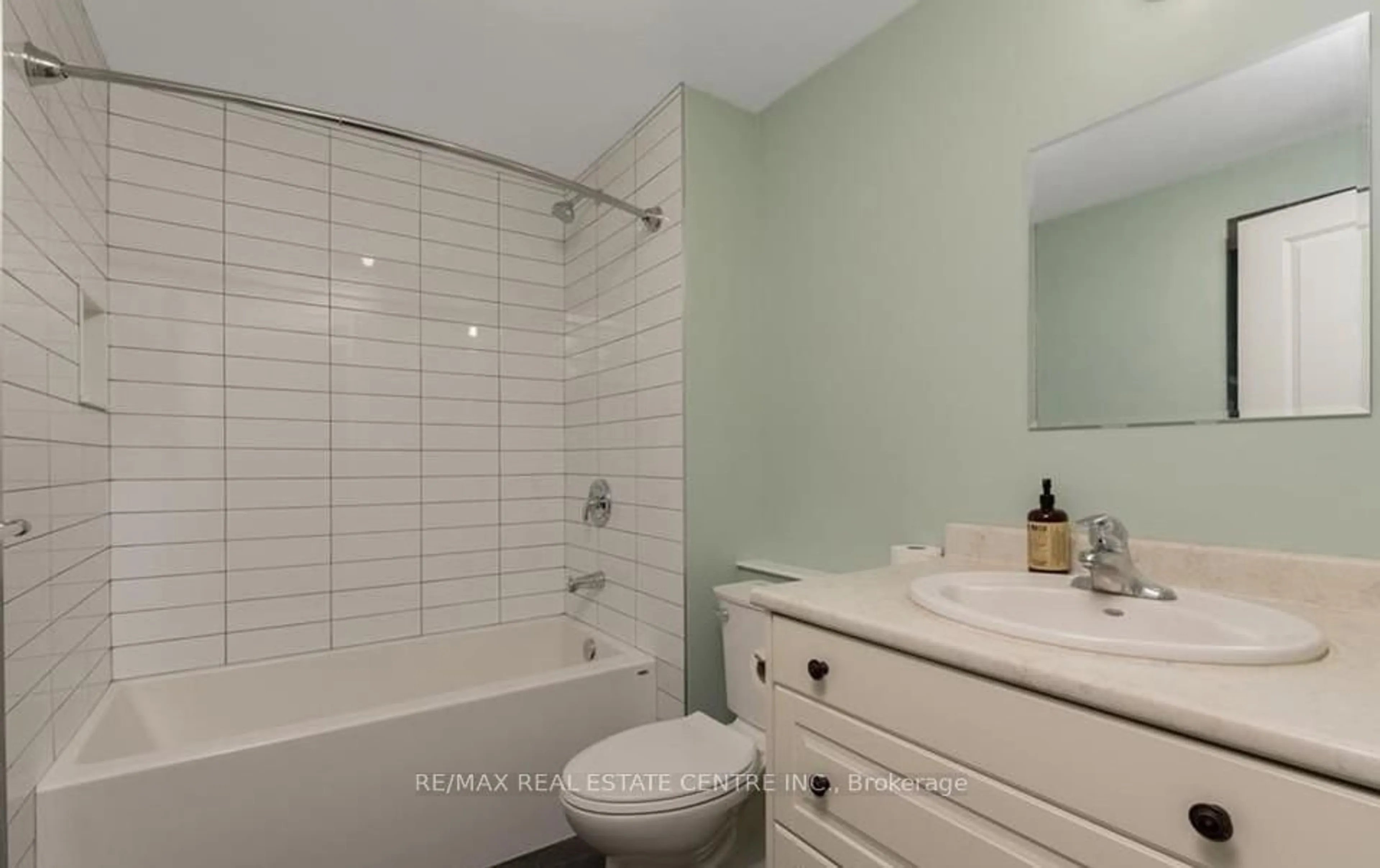 Standard bathroom, ceramic/tile floor for 14 Young St, Waterloo Ontario N2L 2Y8