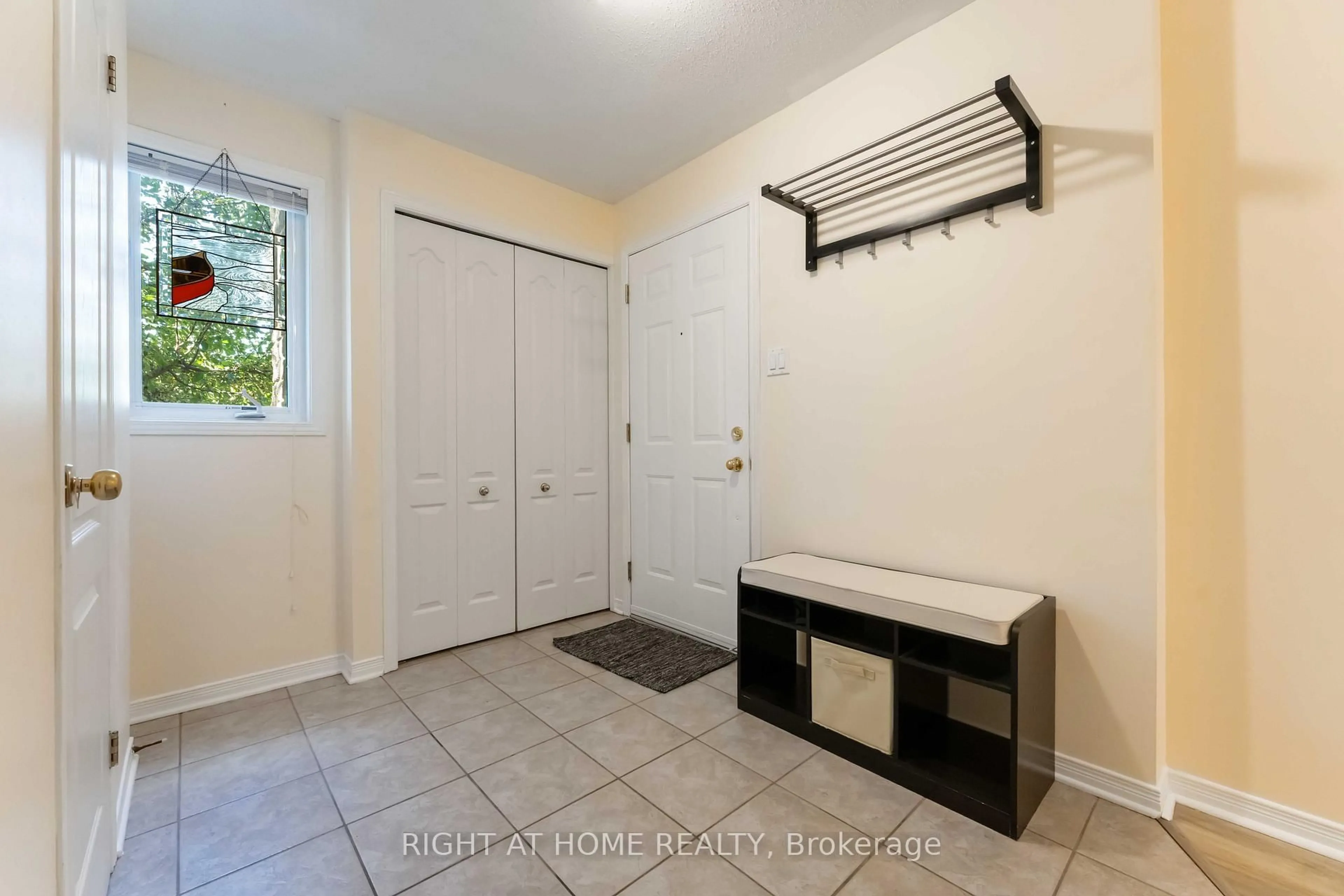 Indoor entryway for 67 Strathaven Private, Ottawa Ontario K1J 1K7