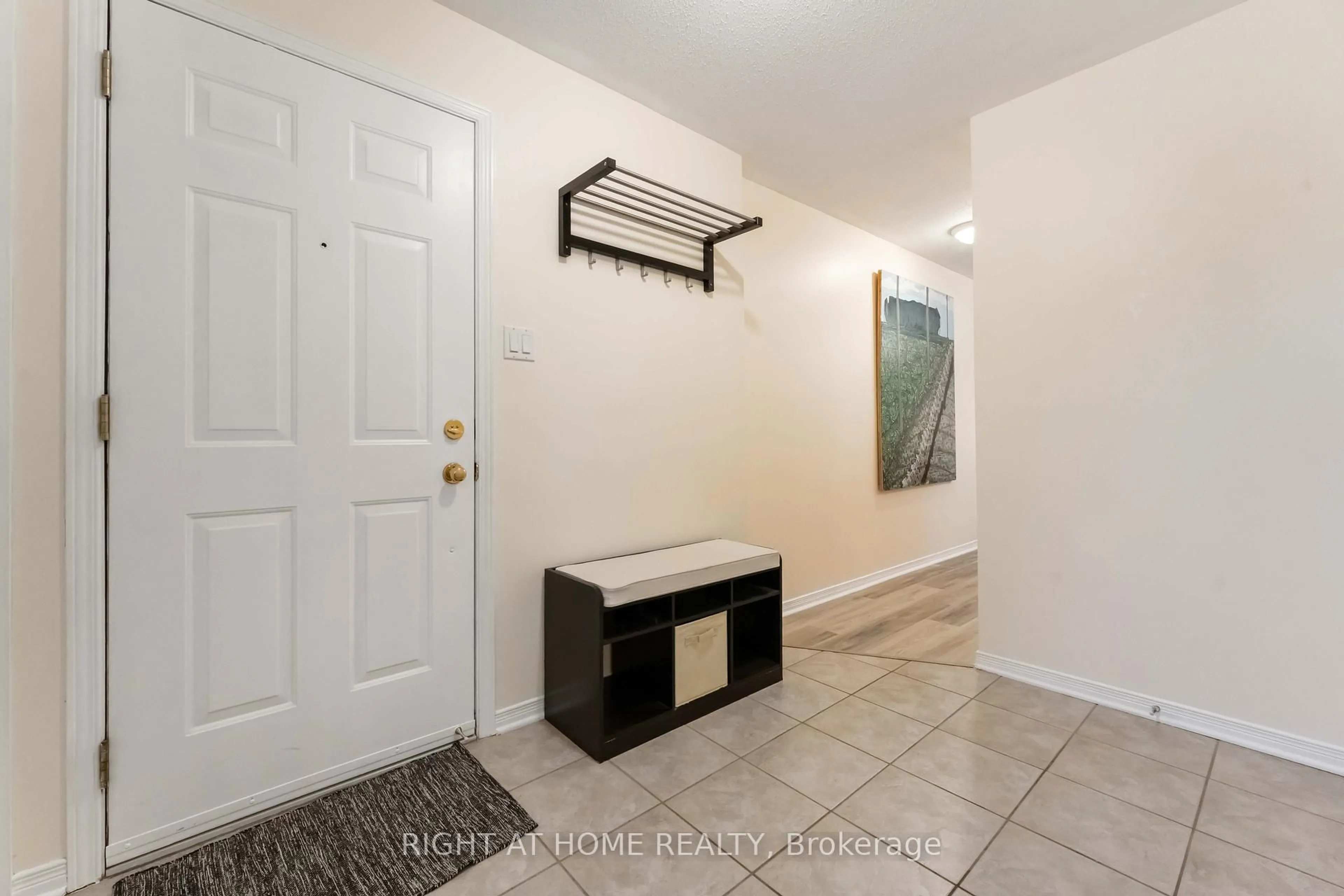 Indoor entryway for 67 Strathaven Private, Ottawa Ontario K1J 1K7