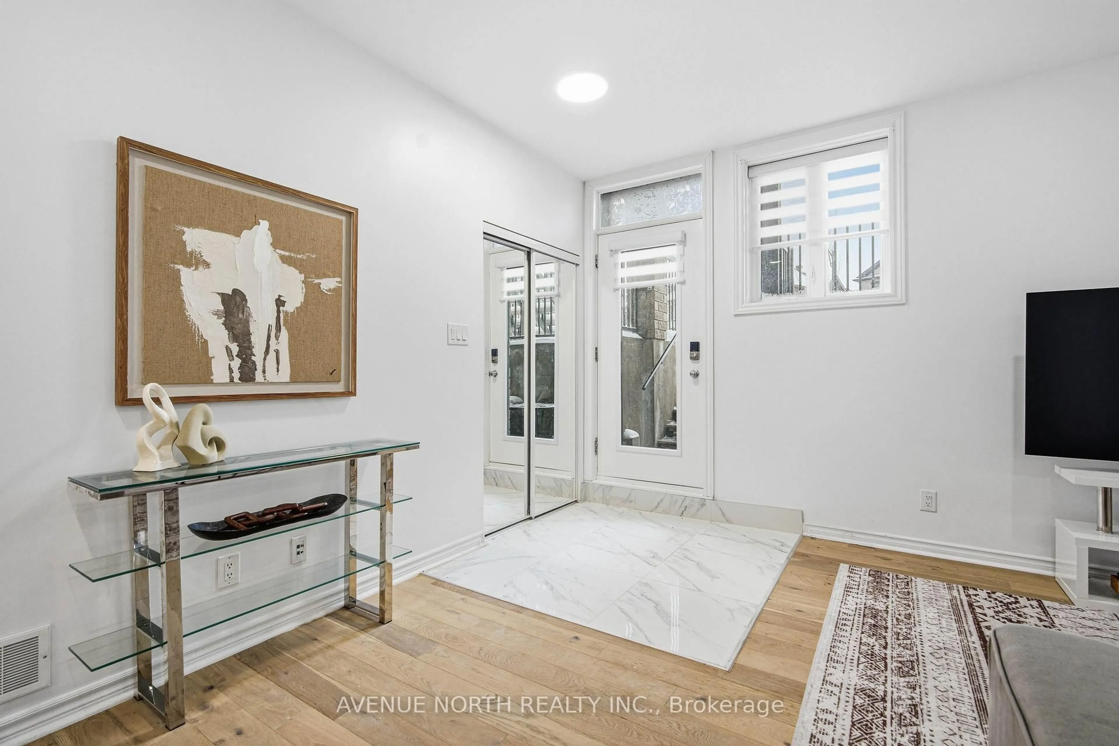 Indoor entryway for 725 Dearborn Private #Unit J, Ottawa Ontario K1T 0W4