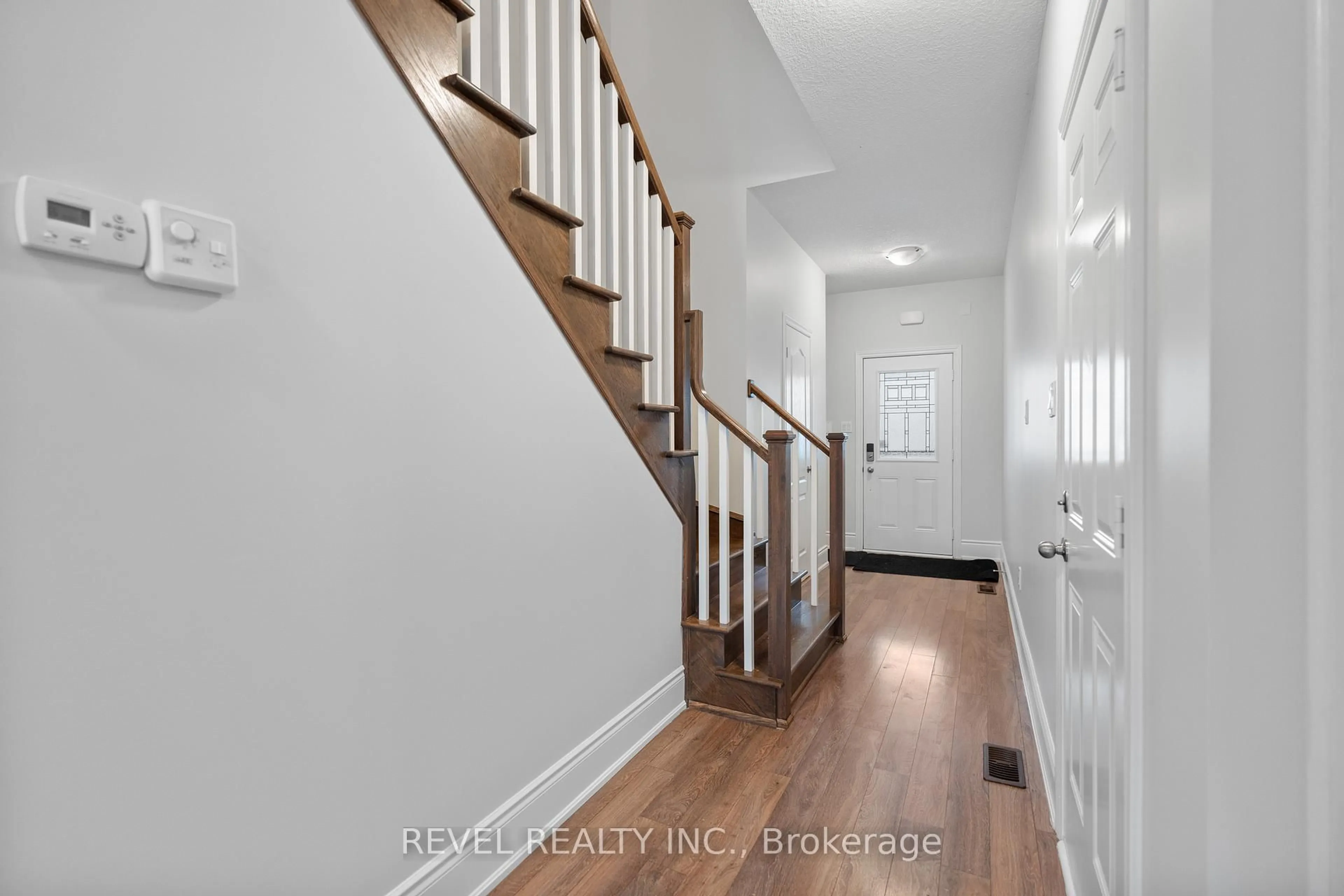 Indoor entryway for 35 Sunset Way, Thorold Ontario L0S 1A0
