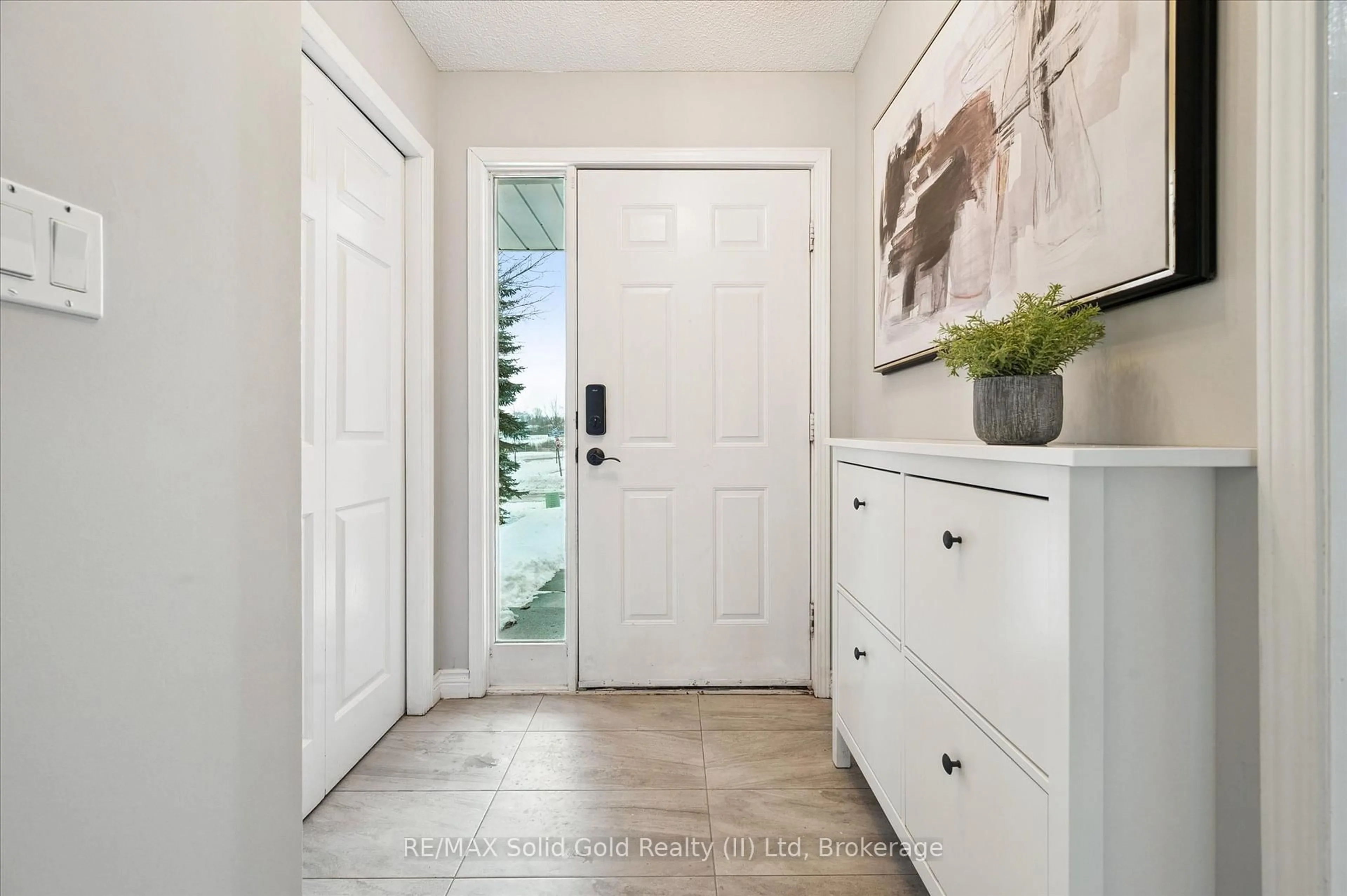 Indoor entryway for 4 Northmanor Cres, Waterloo Ontario N2N 3C2