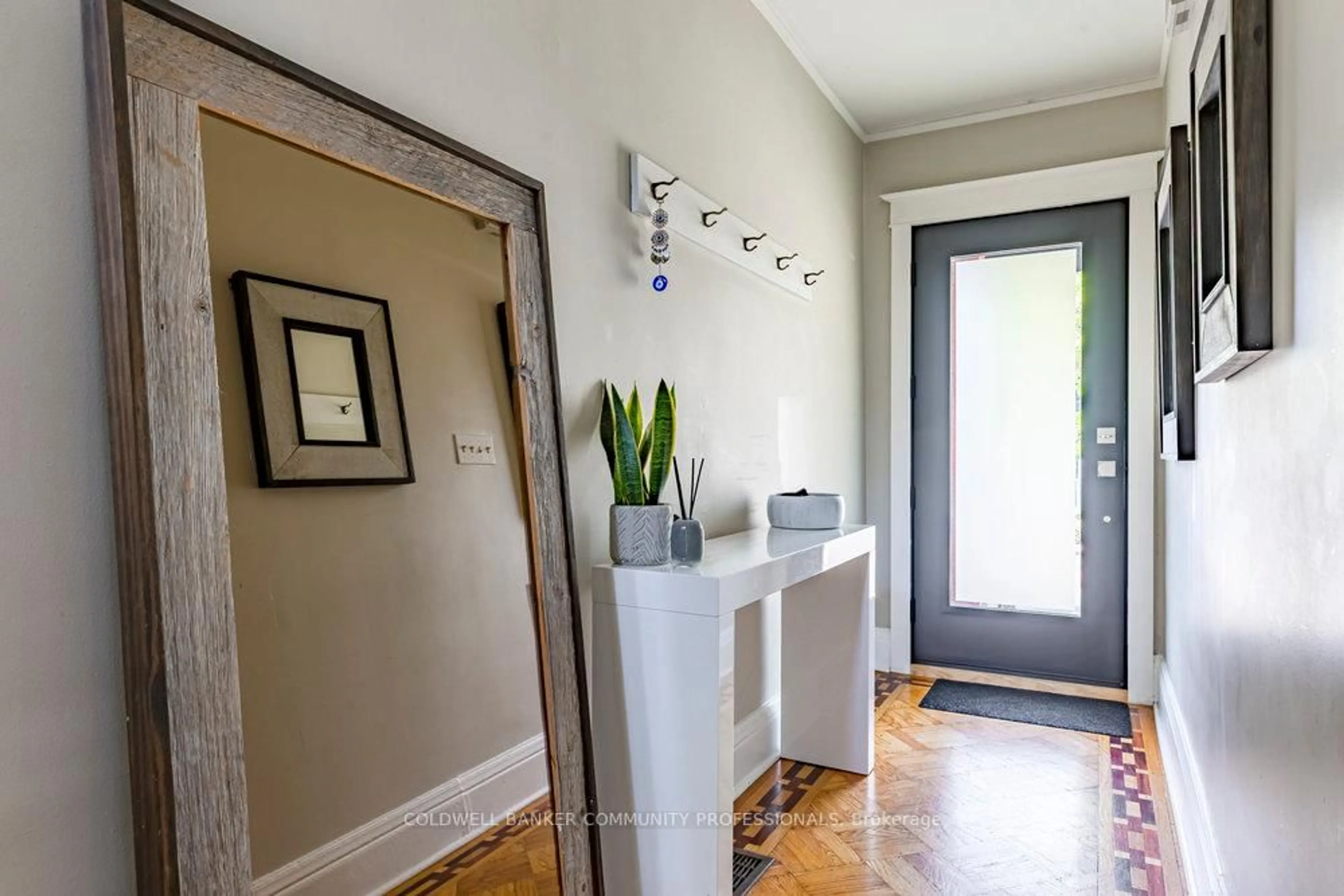 Indoor entryway for 58 Chatham St, Hamilton Ontario L8P 2B4