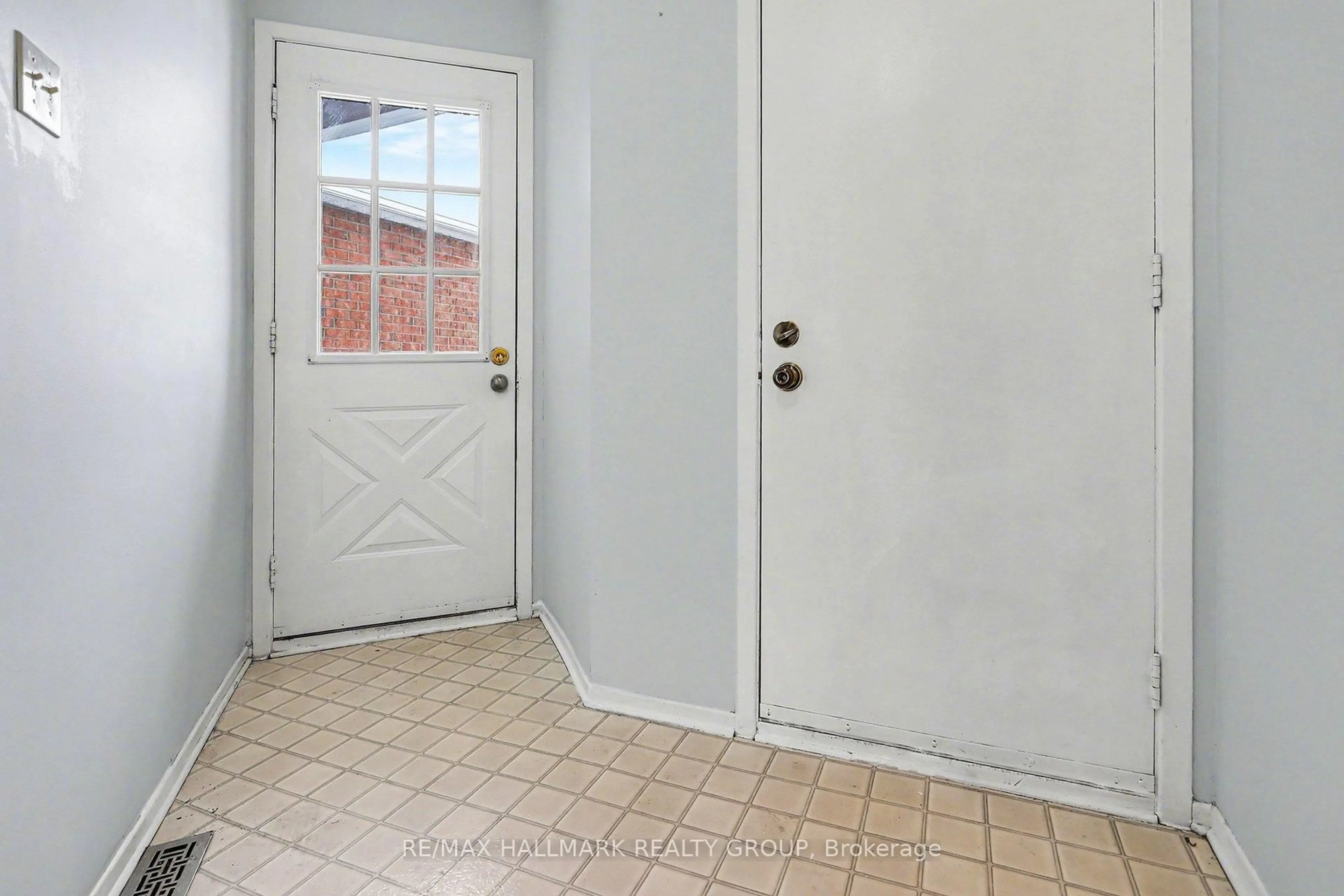 Indoor entryway for 1970 Wildflower Dr, Ottawa Ontario K1E 3V4