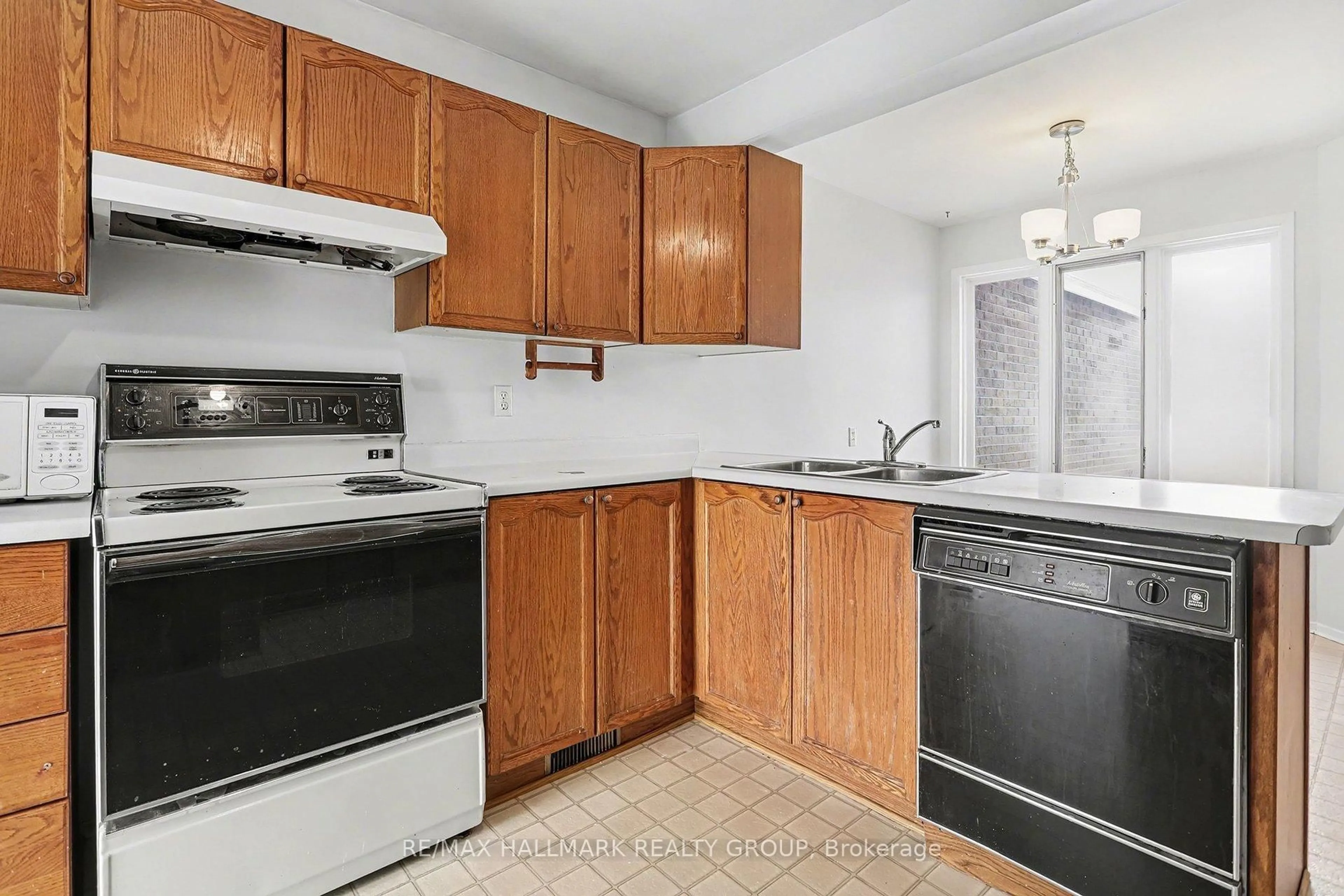 Standard kitchen, unknown for 1970 Wildflower Dr, Ottawa Ontario K1E 3V4