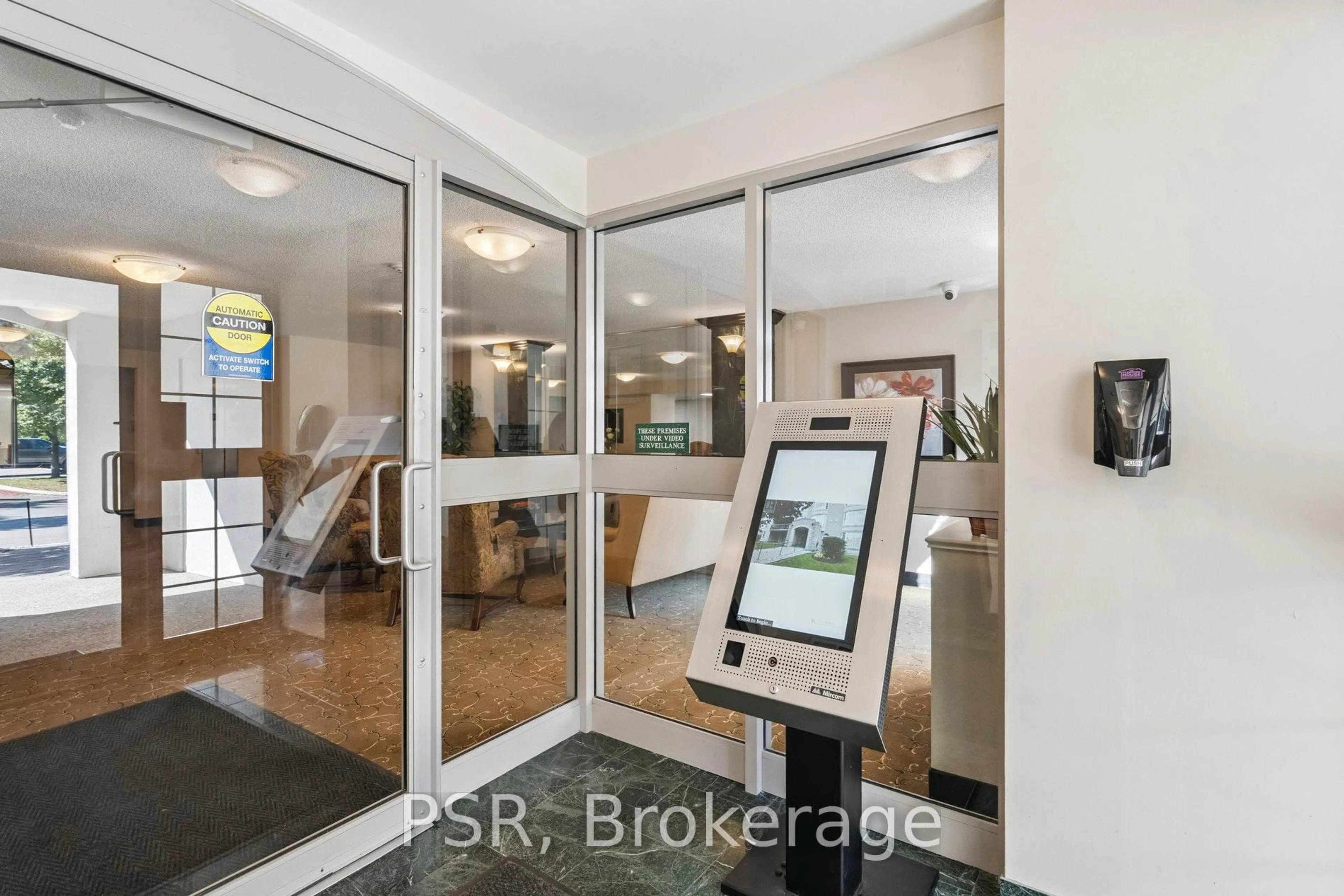 Indoor foyer for 970 Golf Links Rd #302, Hamilton Ontario L9K 1J8