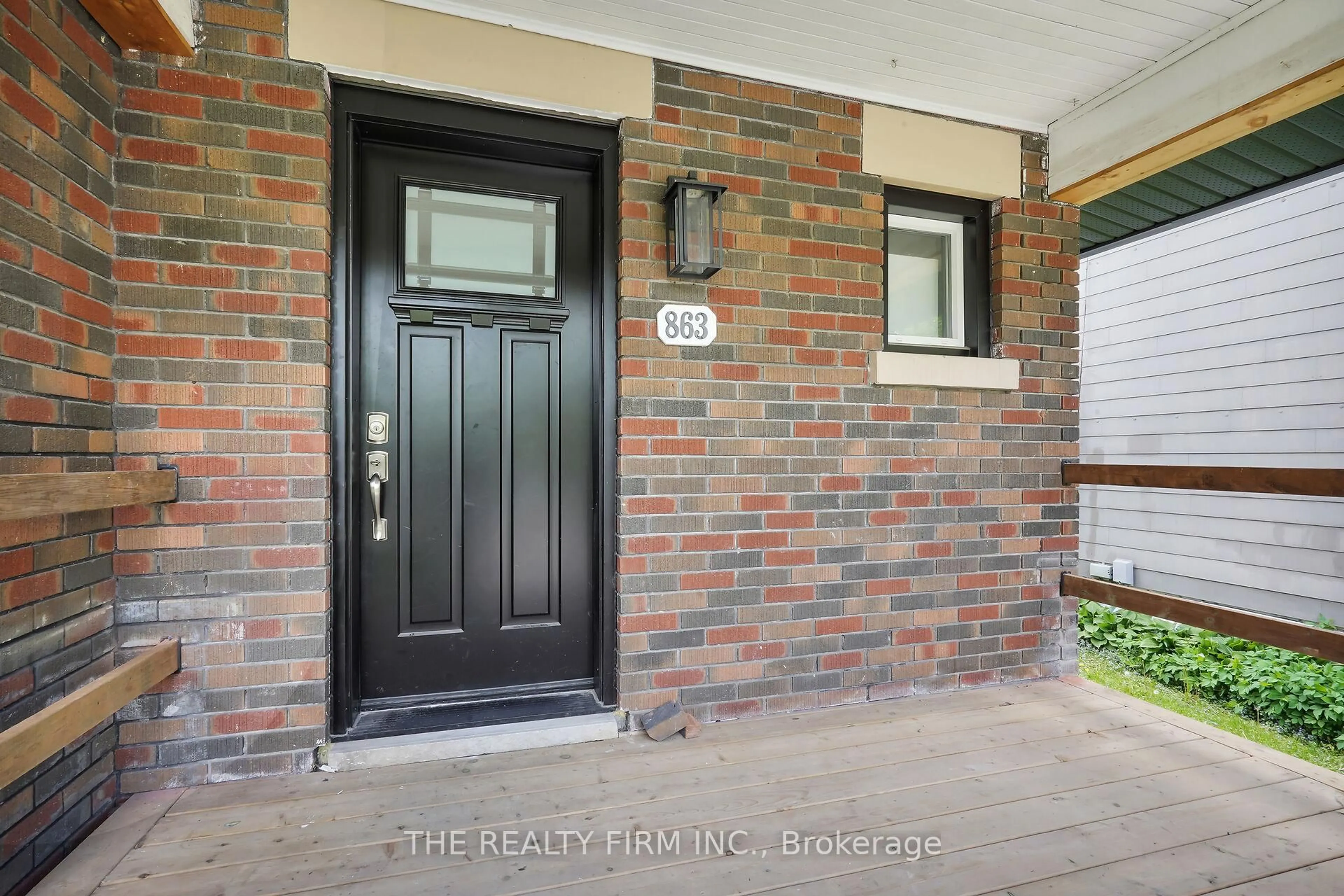 Indoor entryway for 863 Colborne St, London East Ontario N6A 4A1