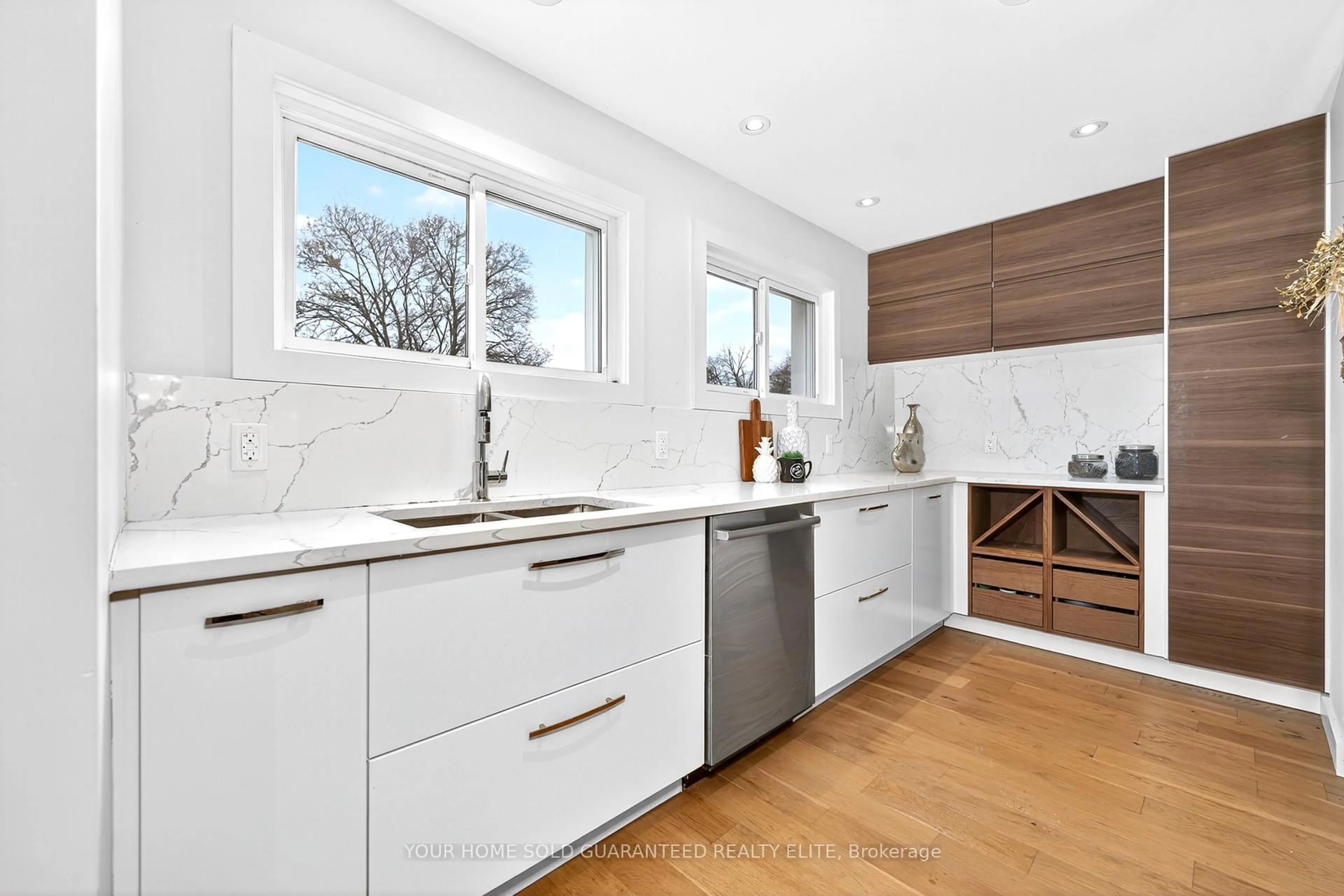 Contemporary kitchen, unknown for 15 Swan Dr, St. Catharines Ontario L2T 2C2