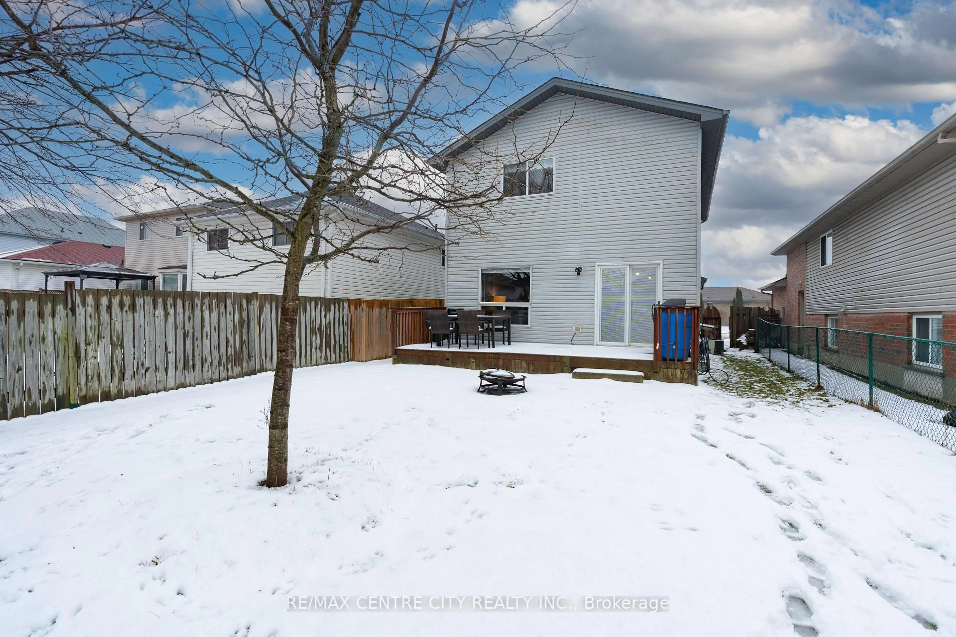 A pic from outside/outdoor area/front of a property/back of a property/a pic from drone, street for 382 Chestnut St, St. Thomas Ontario N5R 6C3
