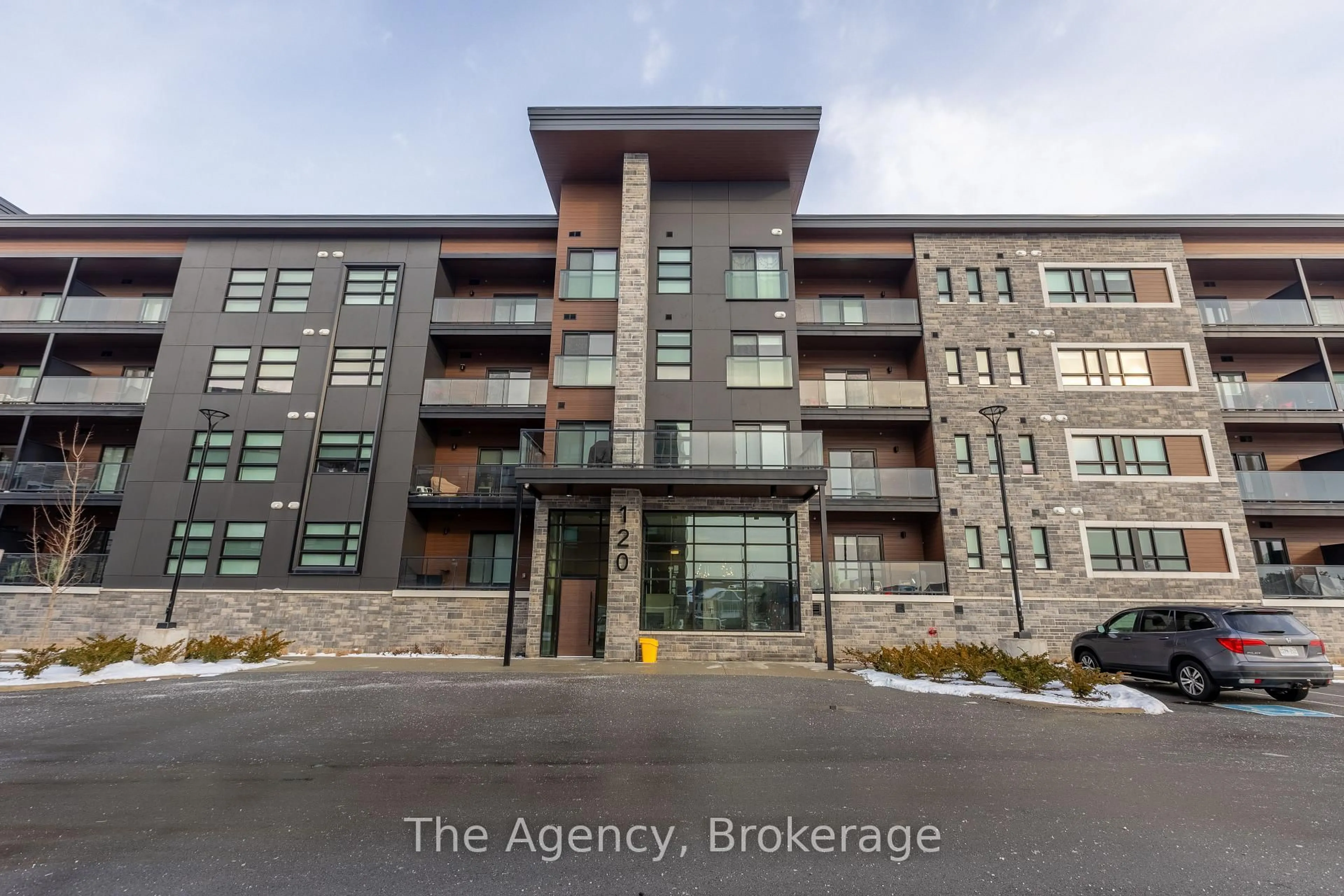 A pic from outside/outdoor area/front of a property/back of a property/a pic from drone, building for 120 Summersides Blvd #300, Pelham Ontario L0S 1E1