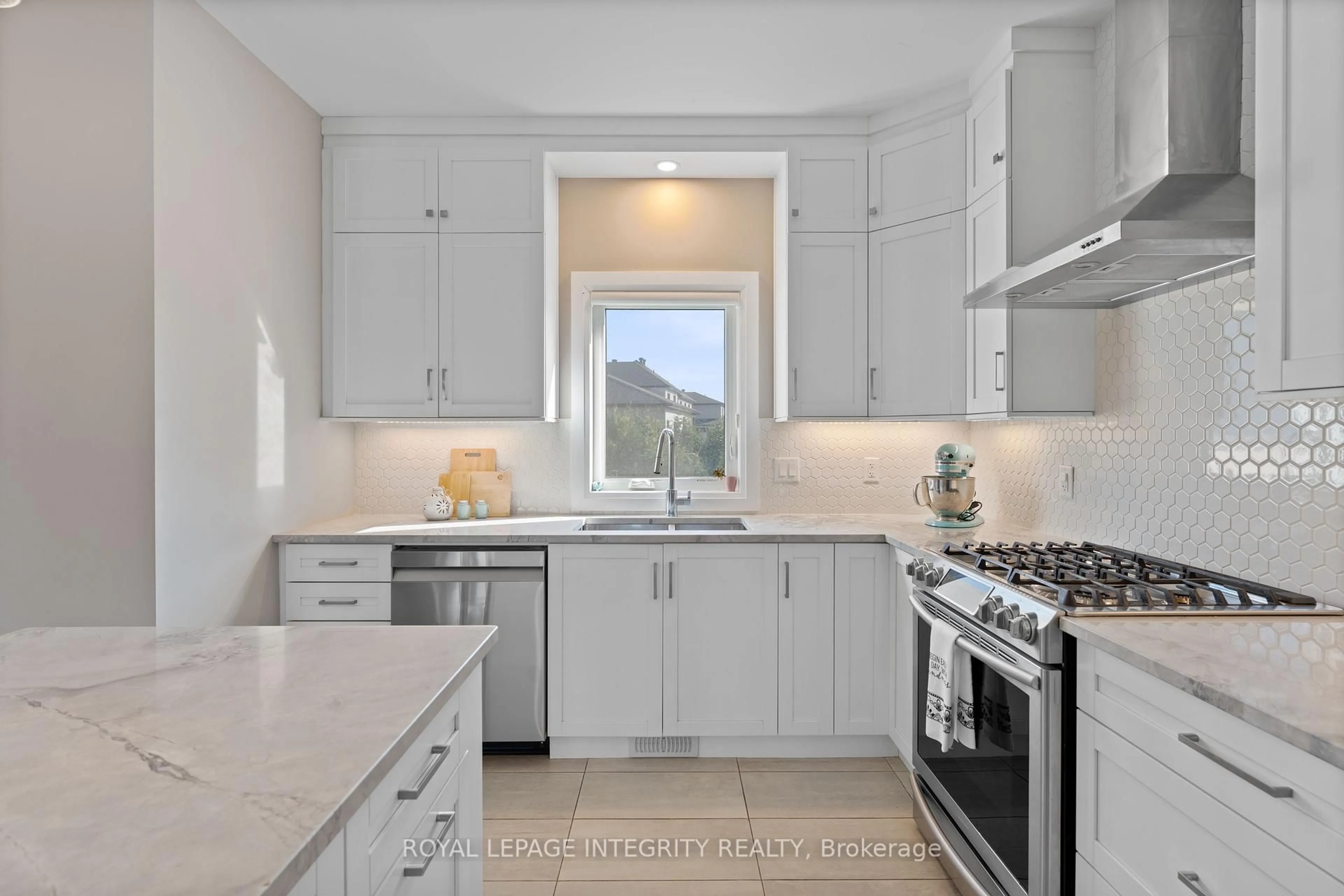 Contemporary kitchen, ceramic/tile floor for 156 Lyon St, Russell Ontario K0A 1W0