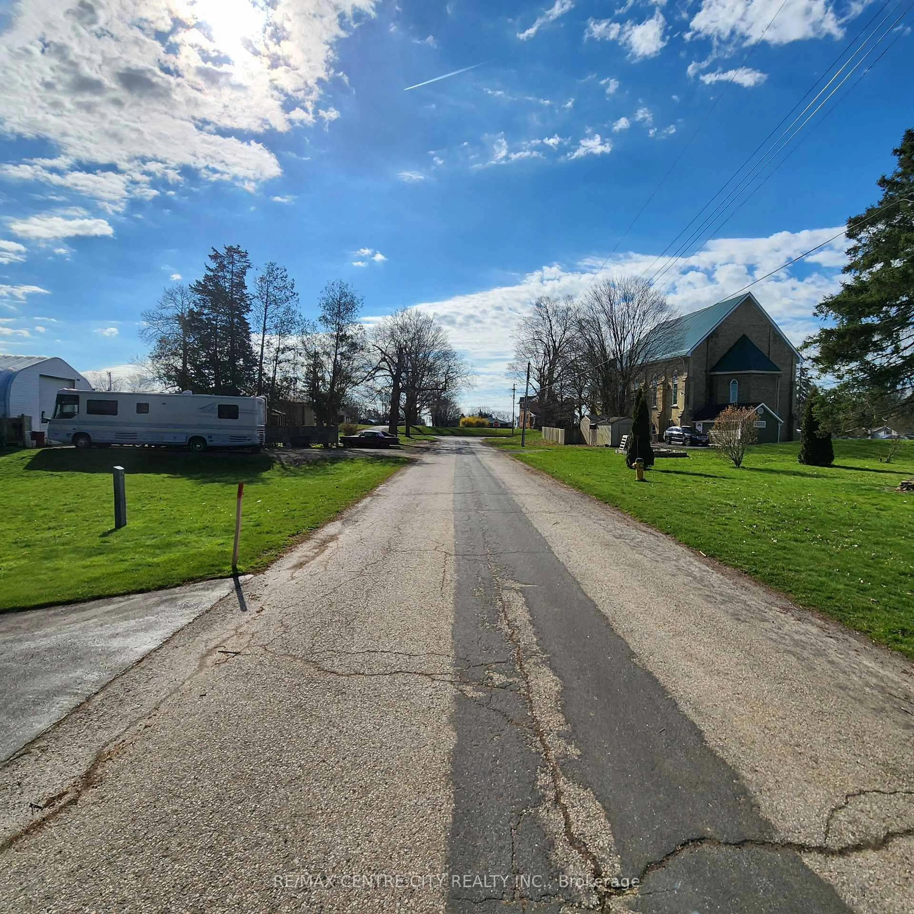 A pic from outside/outdoor area/front of a property/back of a property/a pic from drone, street for 360 Stratton Dr, London East Ontario N5W 4Z7