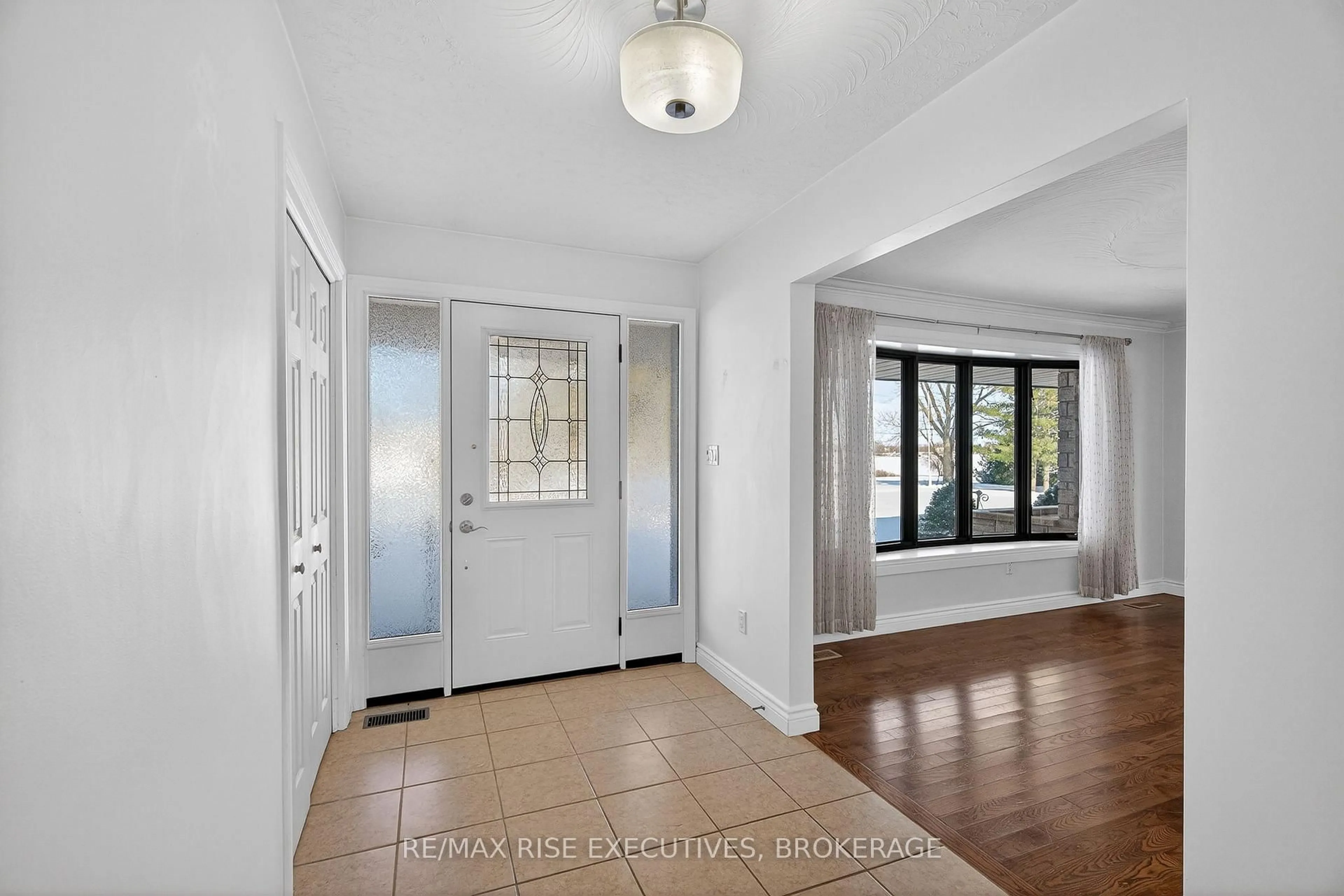 Indoor entryway for 1647 Galt St, Bath Ontario K0H 1G0