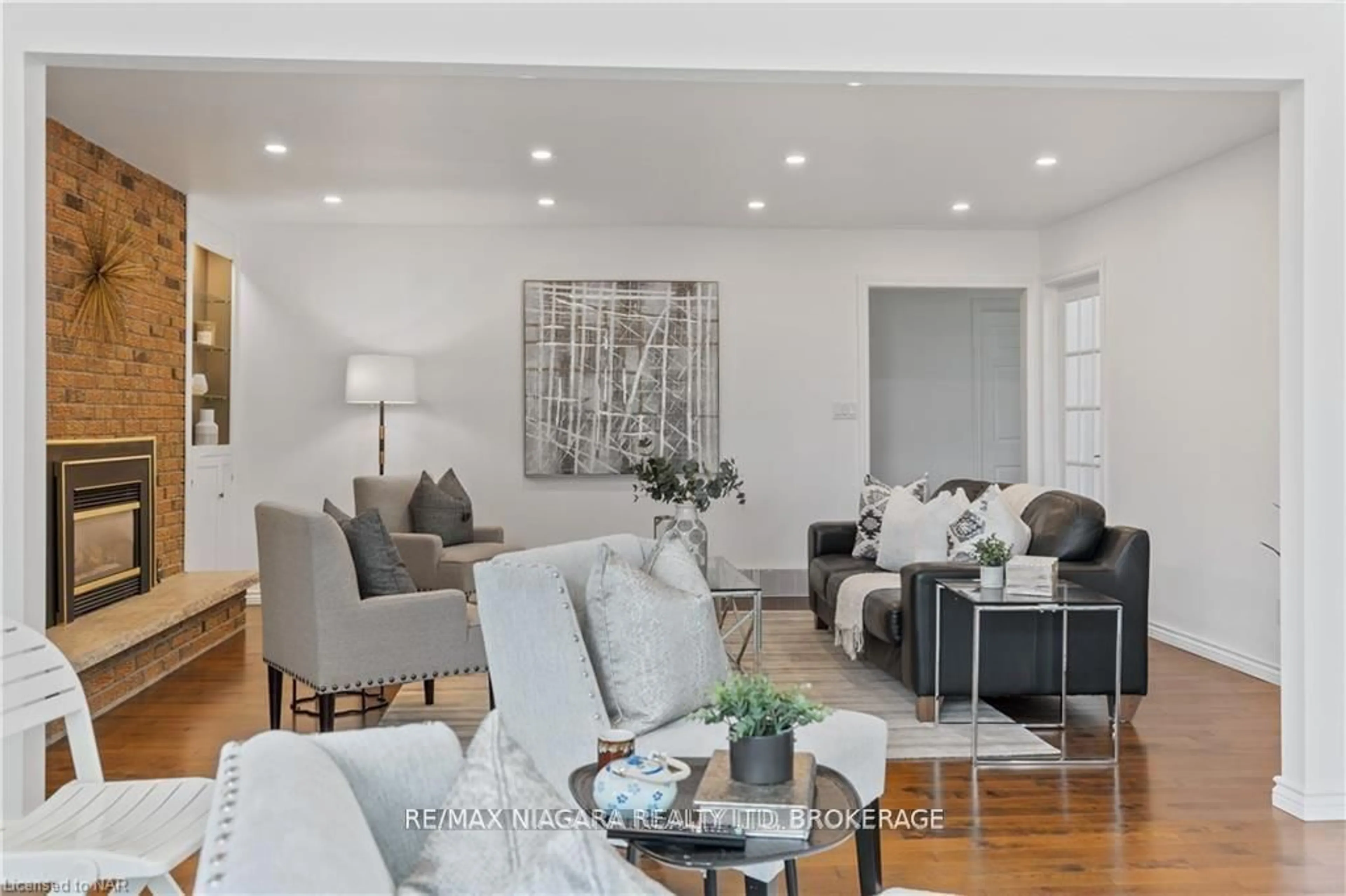 Living room with furniture, unknown for 50 Melrose Dr, Niagara-on-the-Lake Ontario L0S 1J0