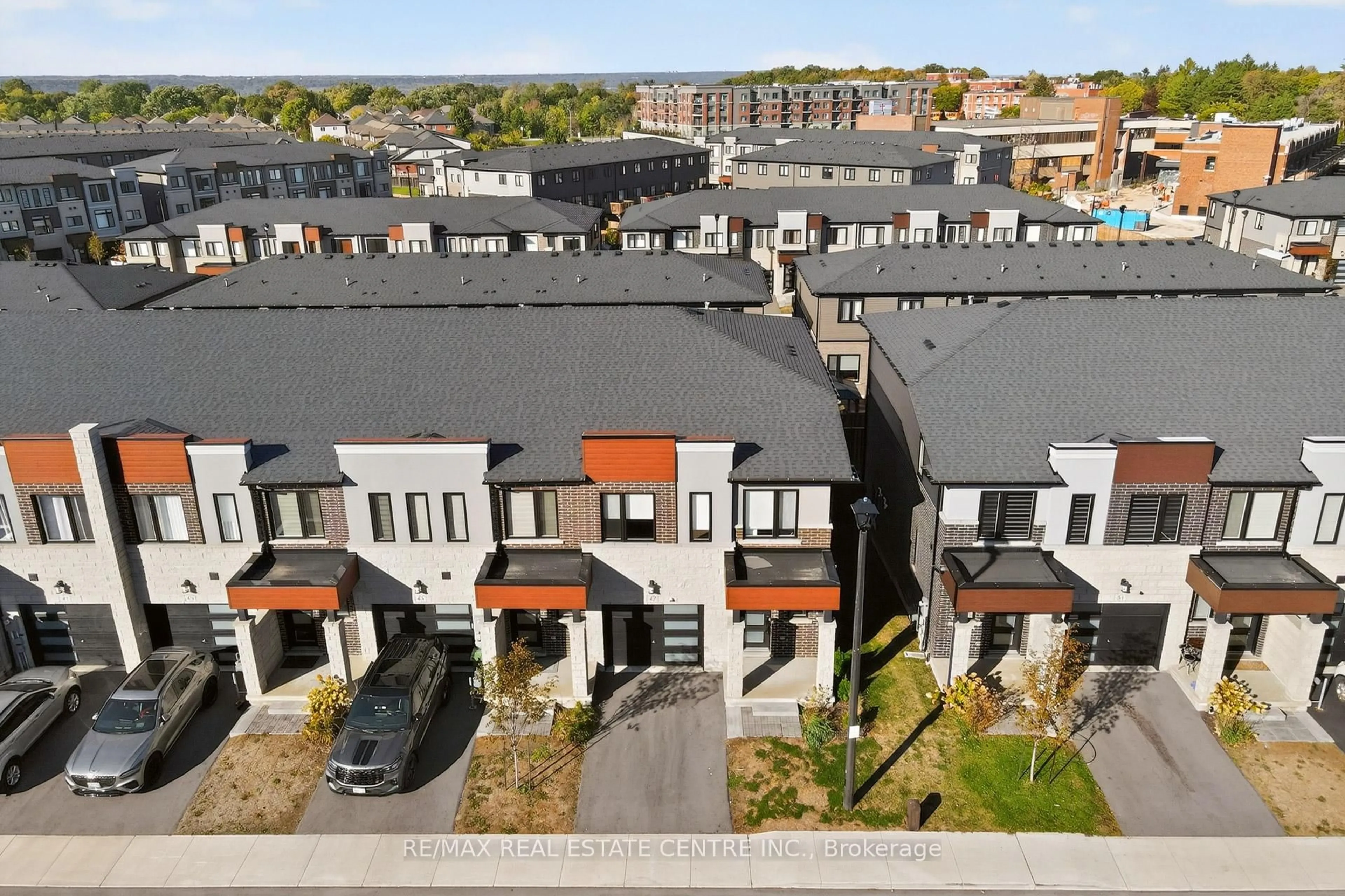 A pic from outside/outdoor area/front of a property/back of a property/a pic from drone, street for 47 BENSLEY Lane, Hamilton Ontario L9C 0E7