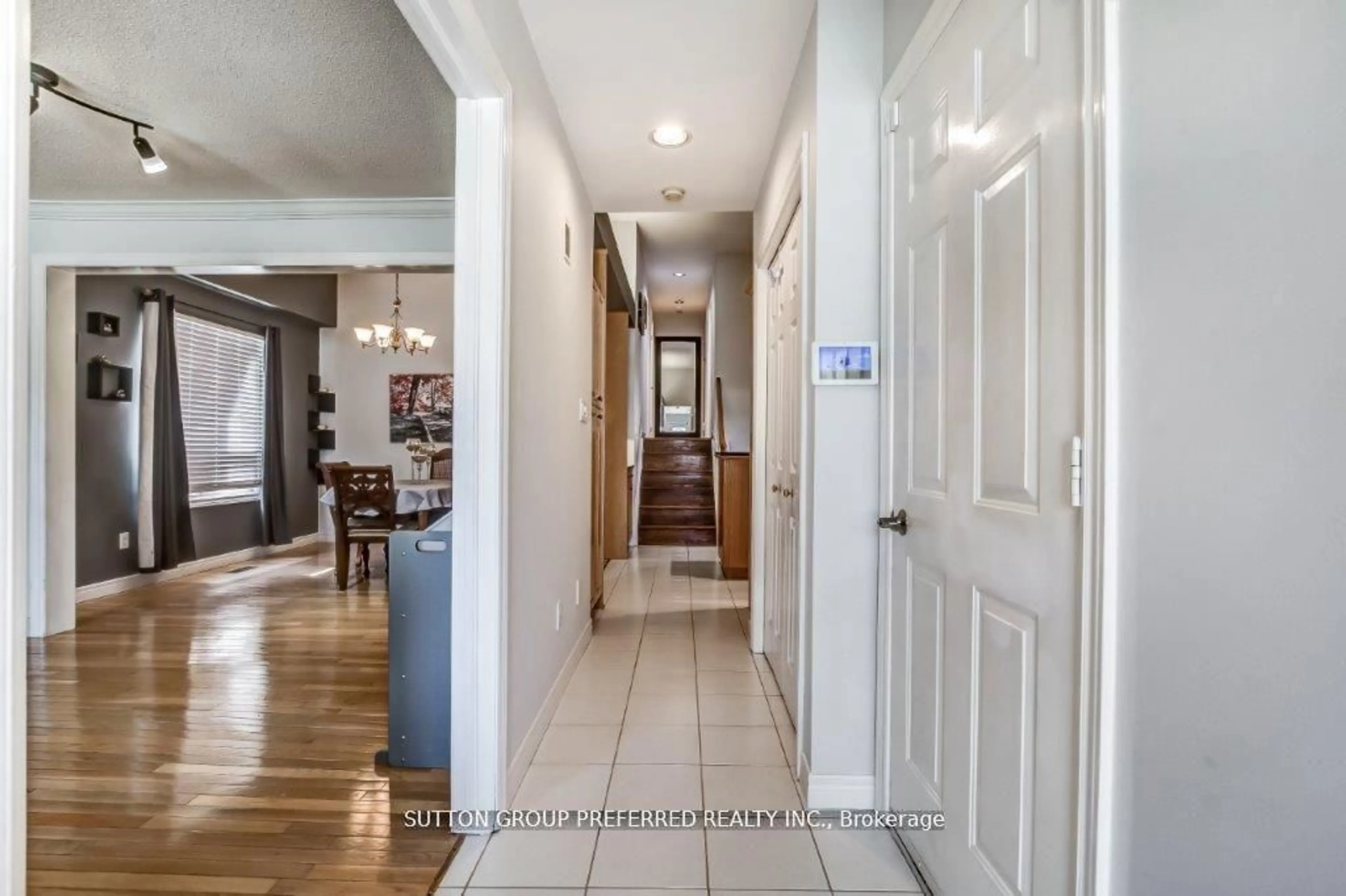Indoor entryway for 296 Bournemouth Dr, London East Ontario N5V 4S5