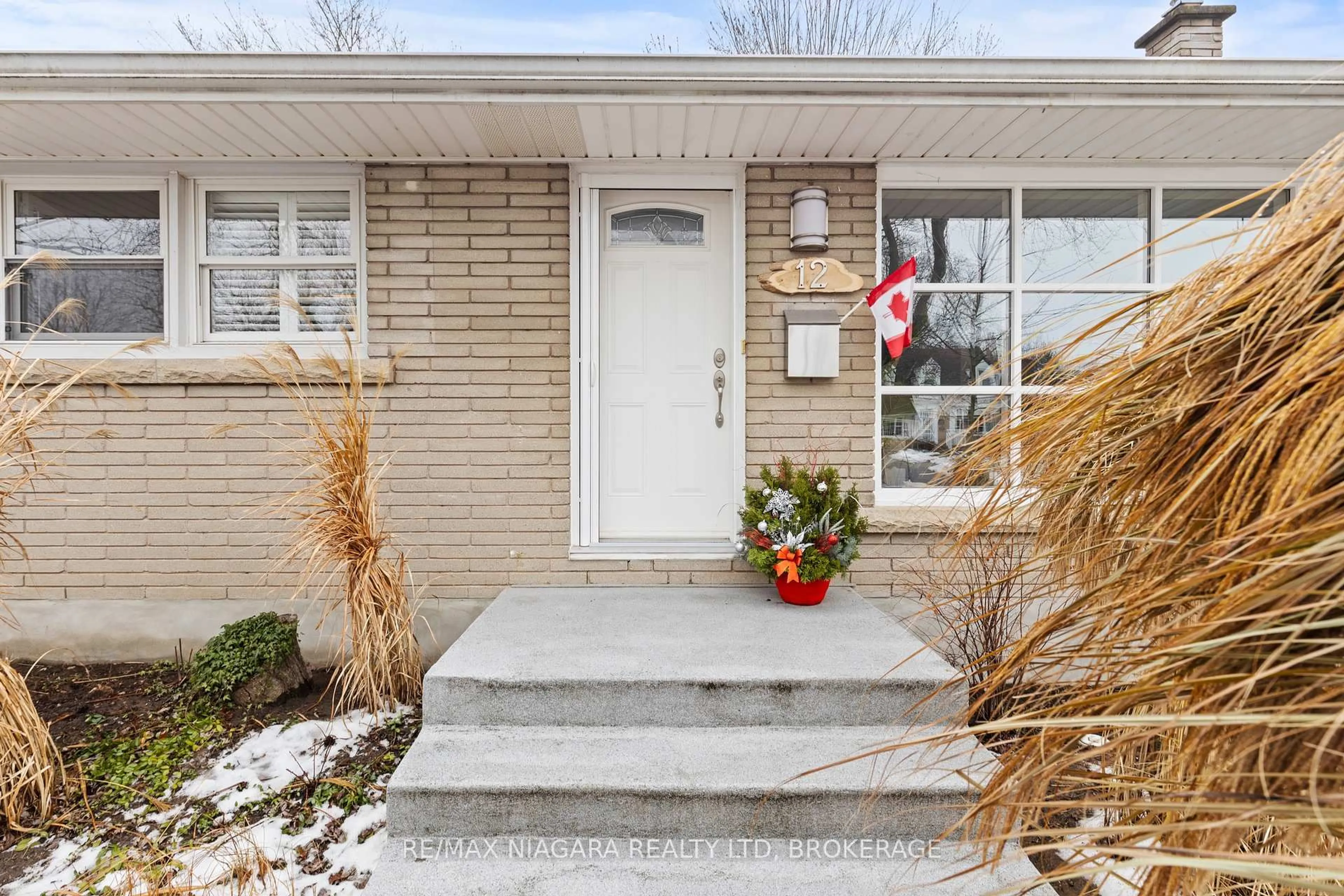 Indoor entryway for 12 Home St, Welland Ontario L3C 2E9