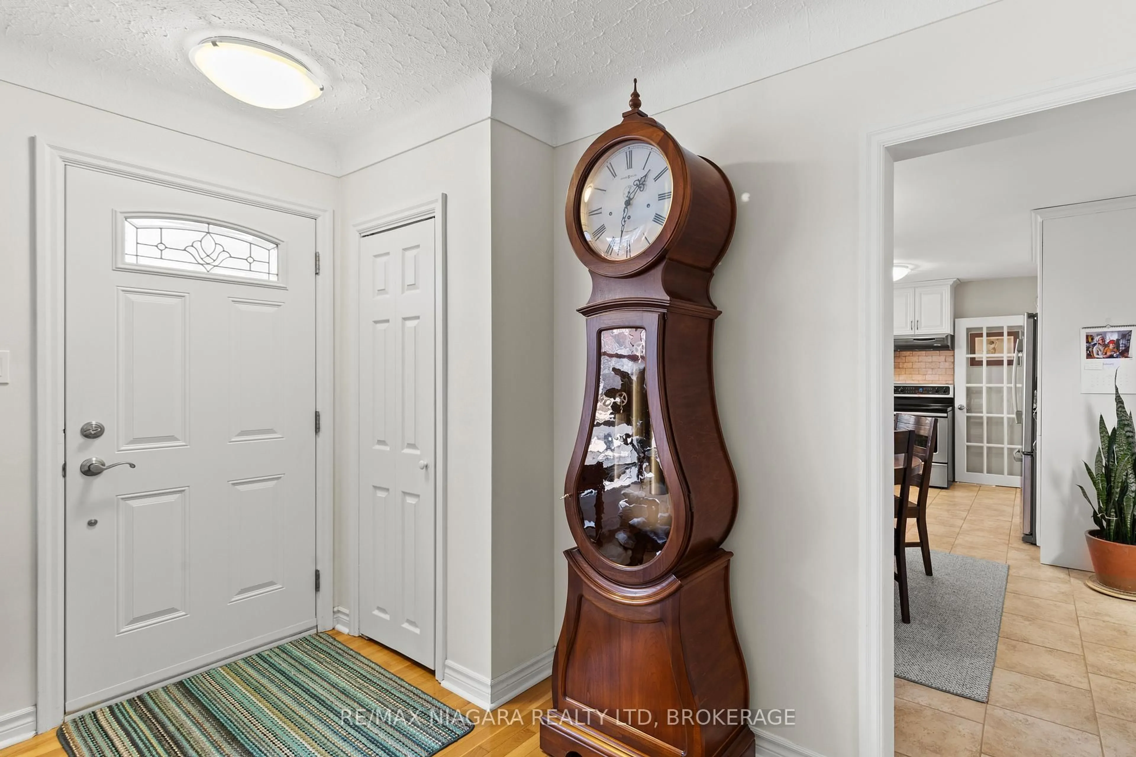 Indoor entryway for 12 Home St, Welland Ontario L3C 2E9