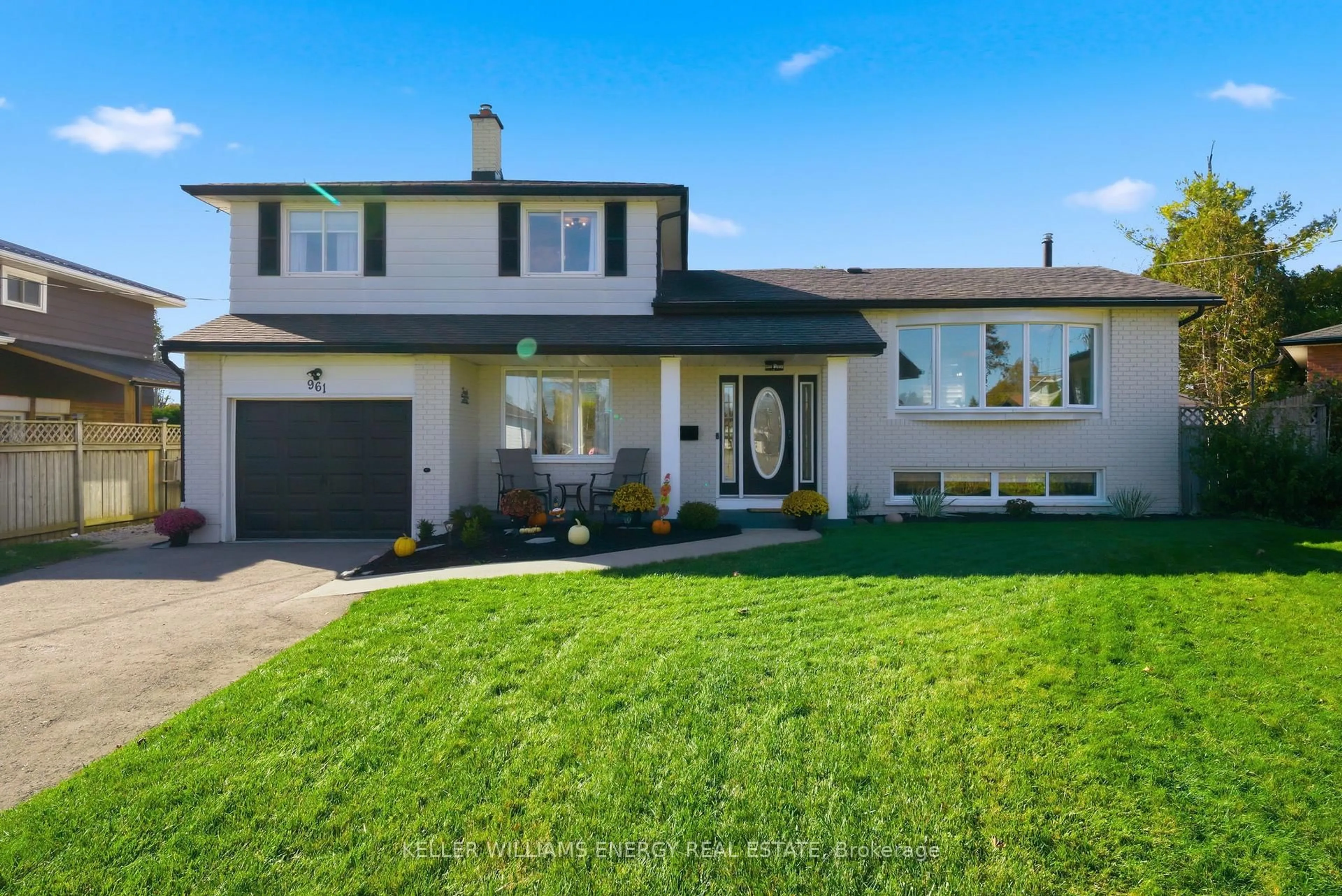 Home with vinyl exterior material, street for 961 Curtis Cres, Cobourg Ontario K9A 2W4