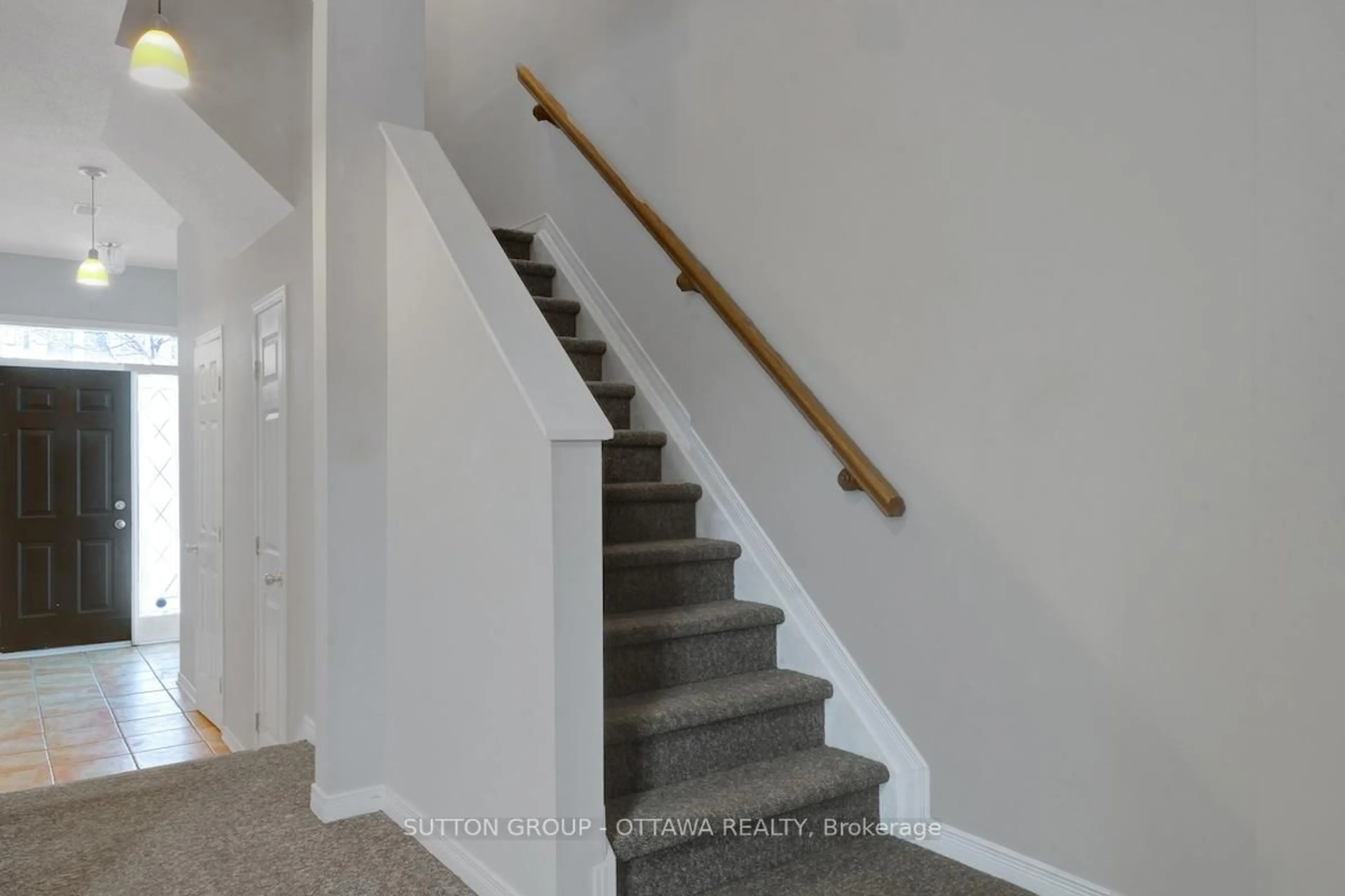 Stairs for 17 Glenhaven Private, Ottawa Ontario K1V 2B2