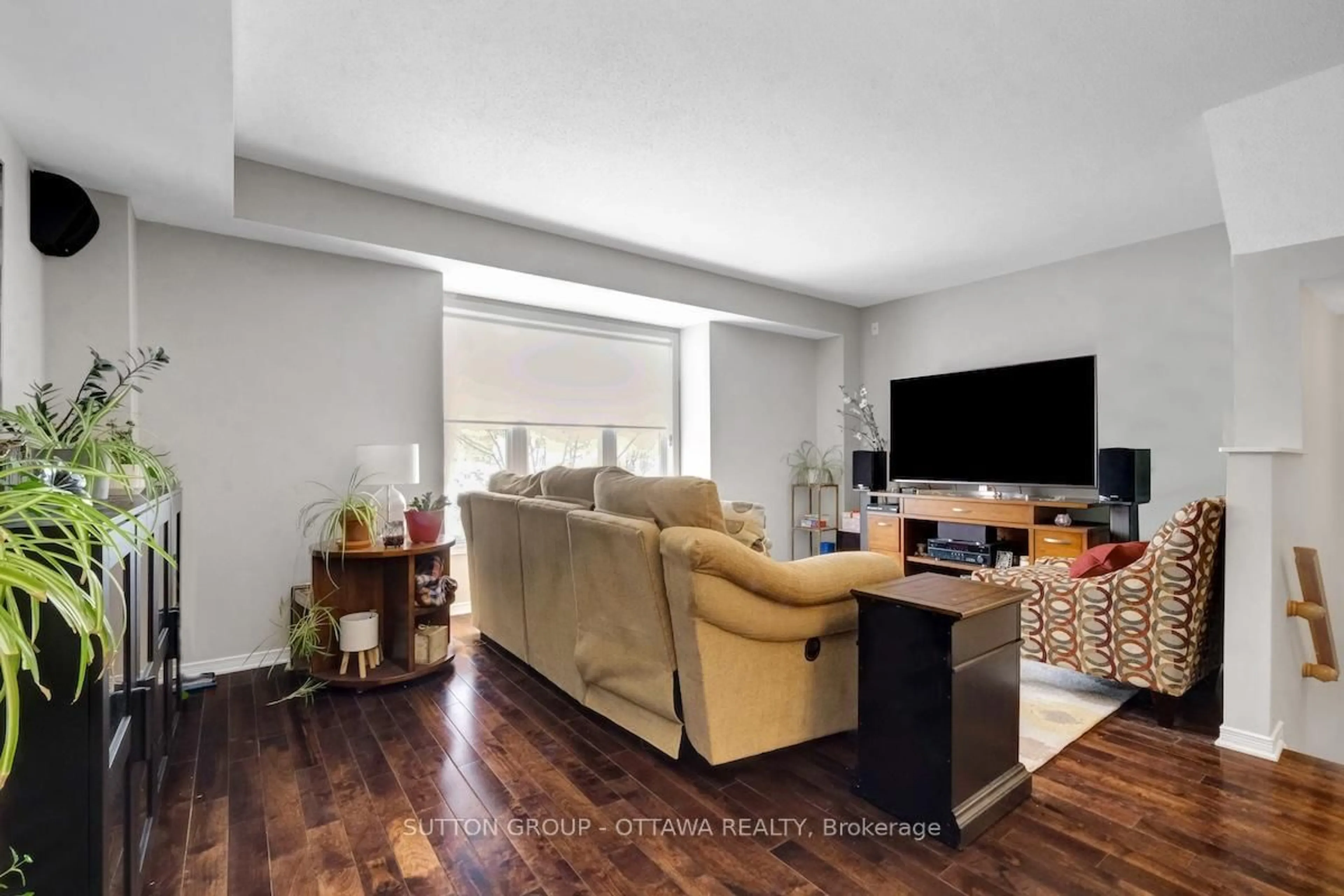 Living room with furniture, unknown for 17 Glenhaven Private, Ottawa Ontario K1V 2B2