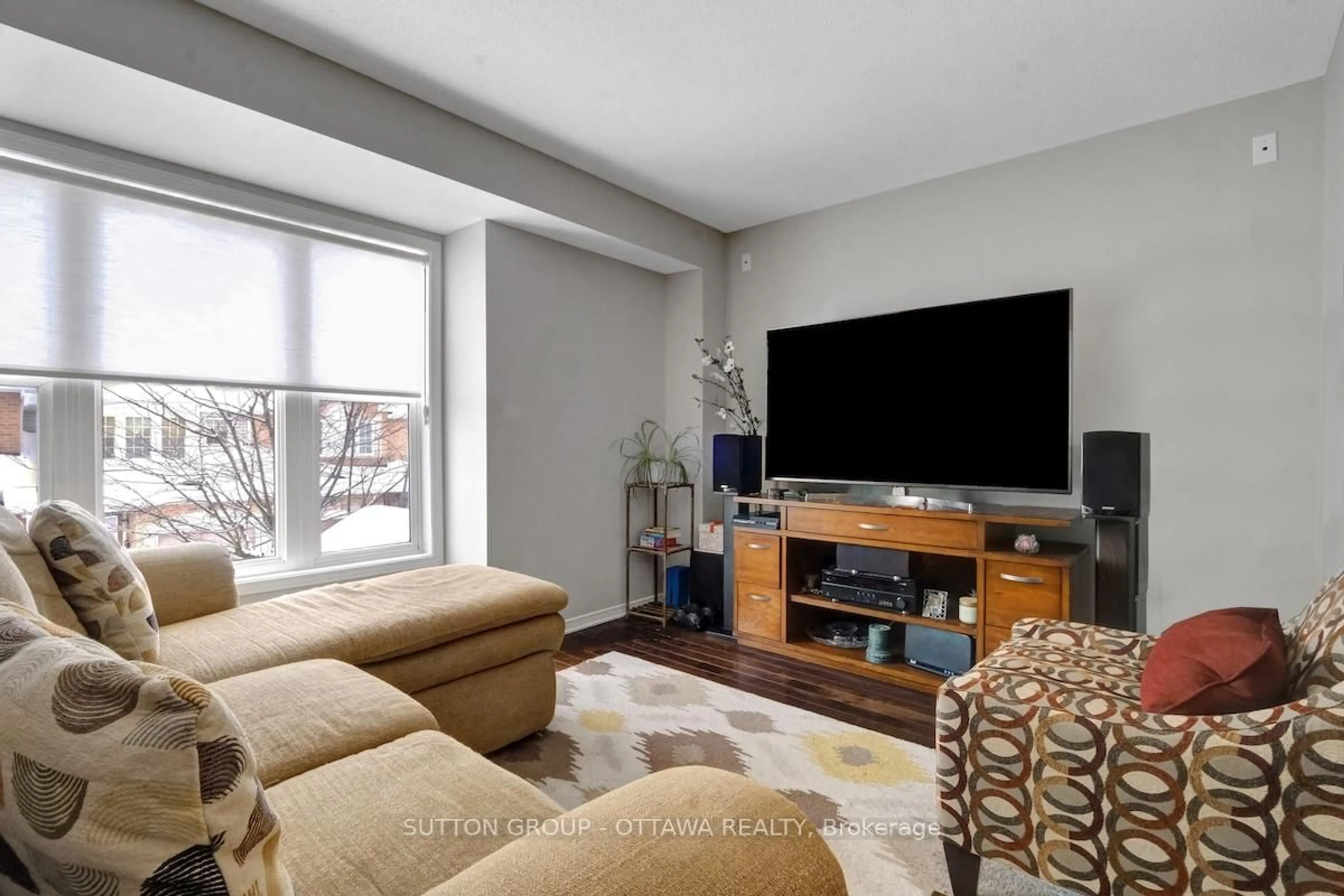 Living room with furniture, unknown for 17 Glenhaven Private, Ottawa Ontario K1V 2B2