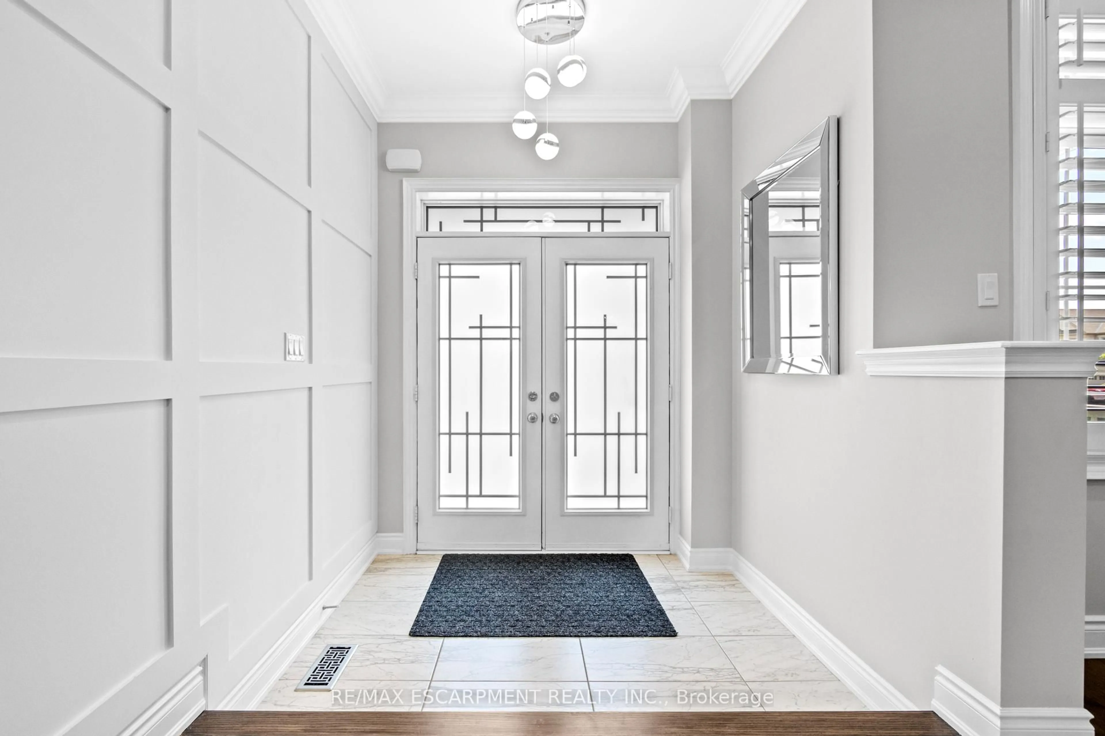 Indoor entryway for 107 Avanti Cres, Hamilton Ontario L8B 1W7