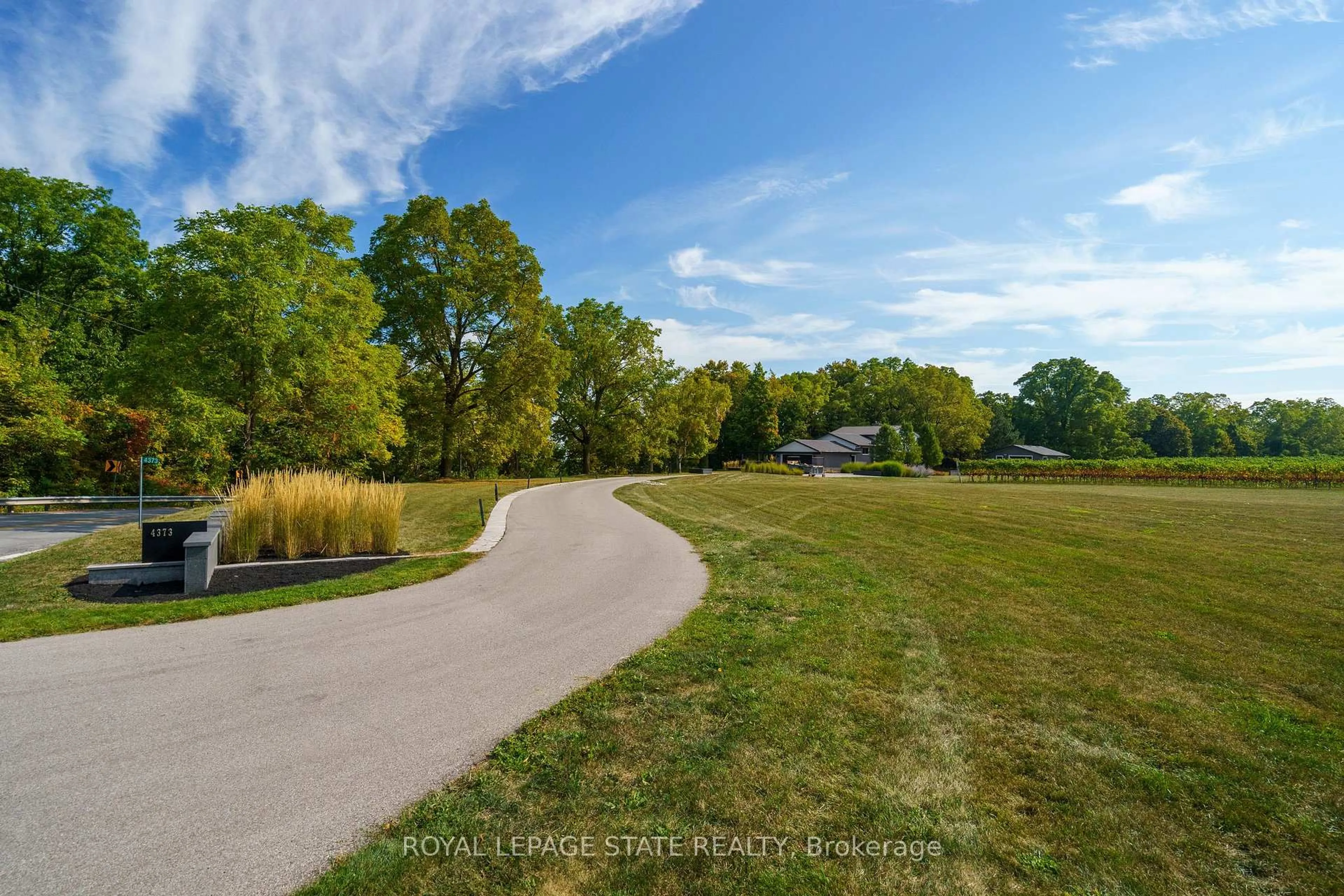 A pic from outside/outdoor area/front of a property/back of a property/a pic from drone, water/lake/river/ocean view for 4373 Thirty Rd, Lincoln Ontario L0R 1B2