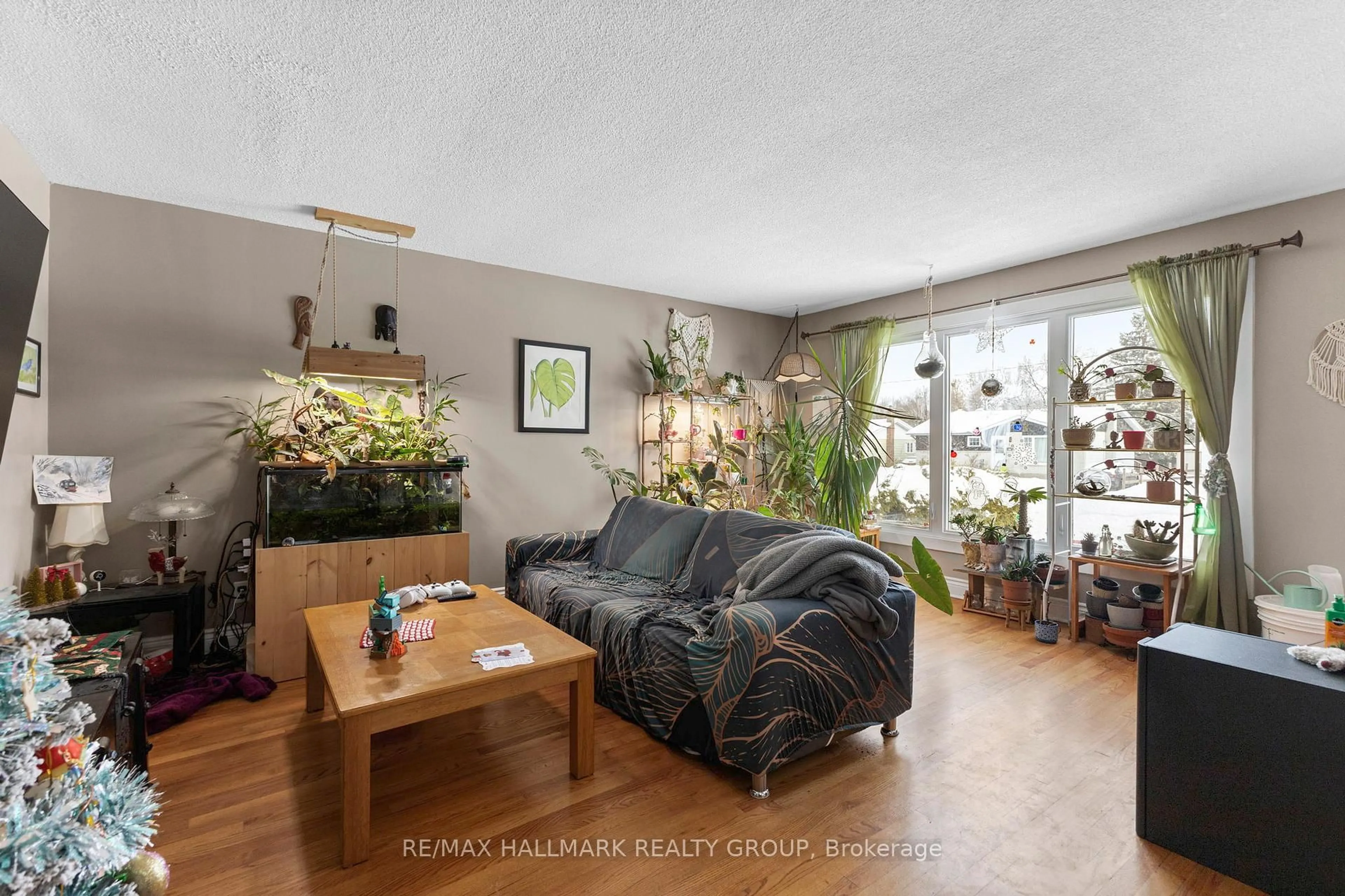 Living room with furniture, unknown for 816 Willow Ave, Orleans Ontario K1E 1C7