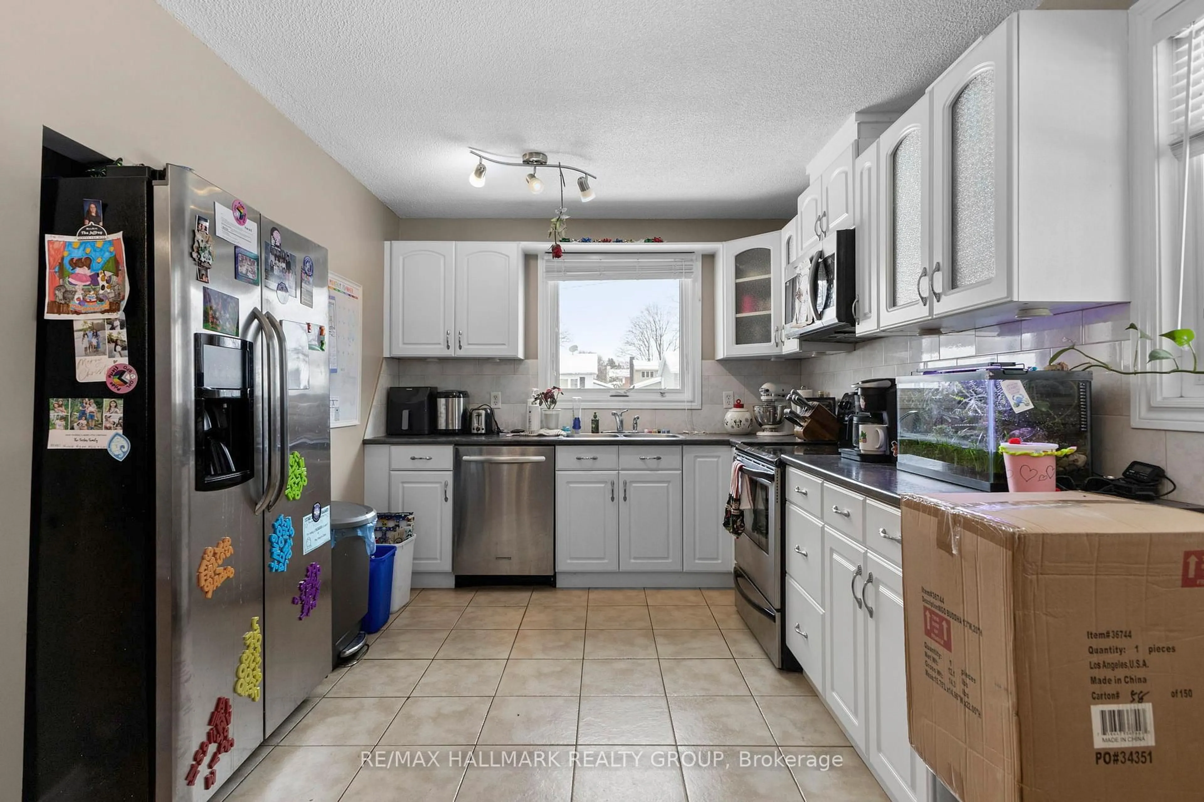 Standard kitchen, ceramic/tile floor for 816 Willow Ave, Orleans Ontario K1E 1C7