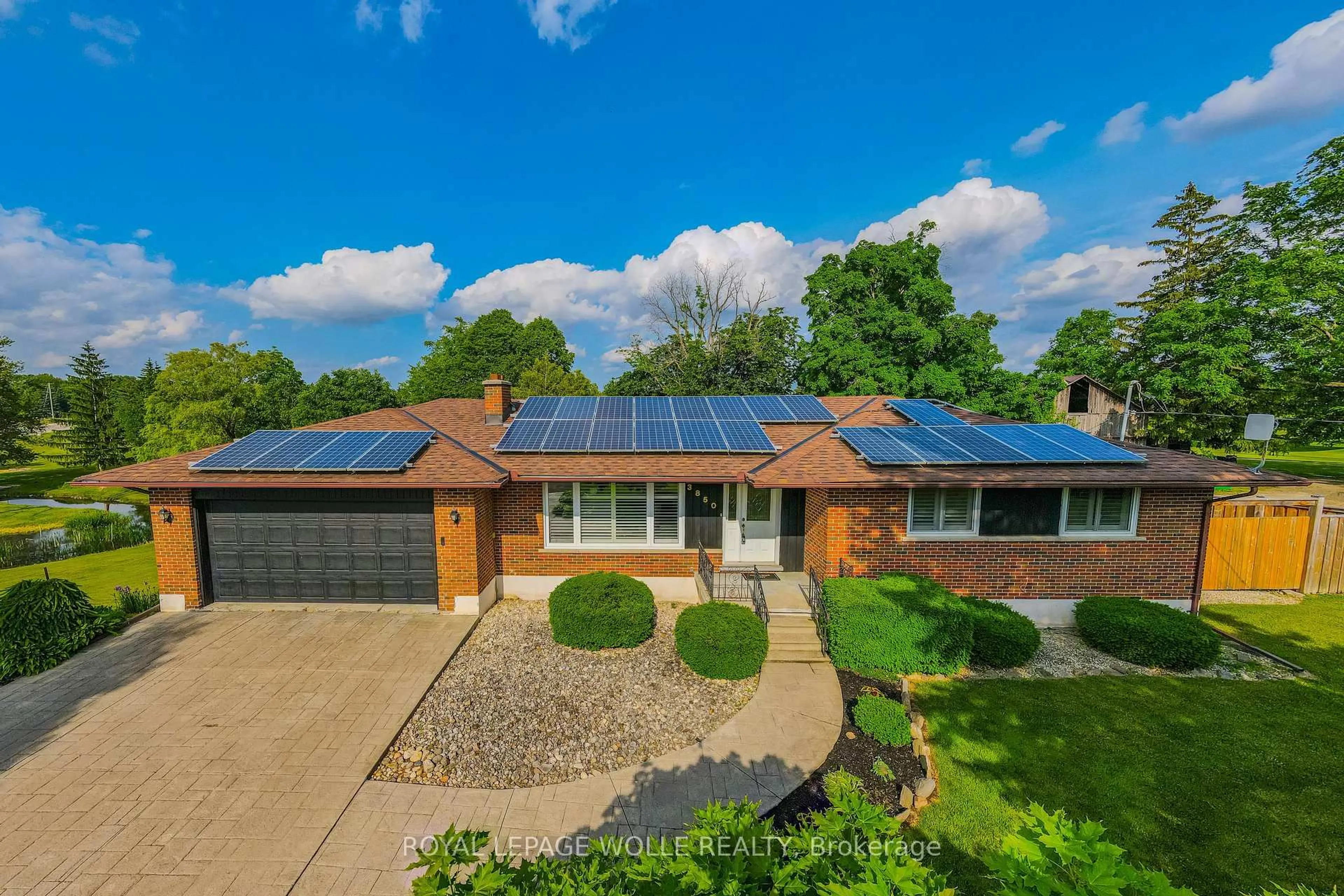 A pic from outside/outdoor area/front of a property/back of a property/a pic from drone, street for 3850 Beaverdale Rd, Cambridge Ontario N3H 4R6