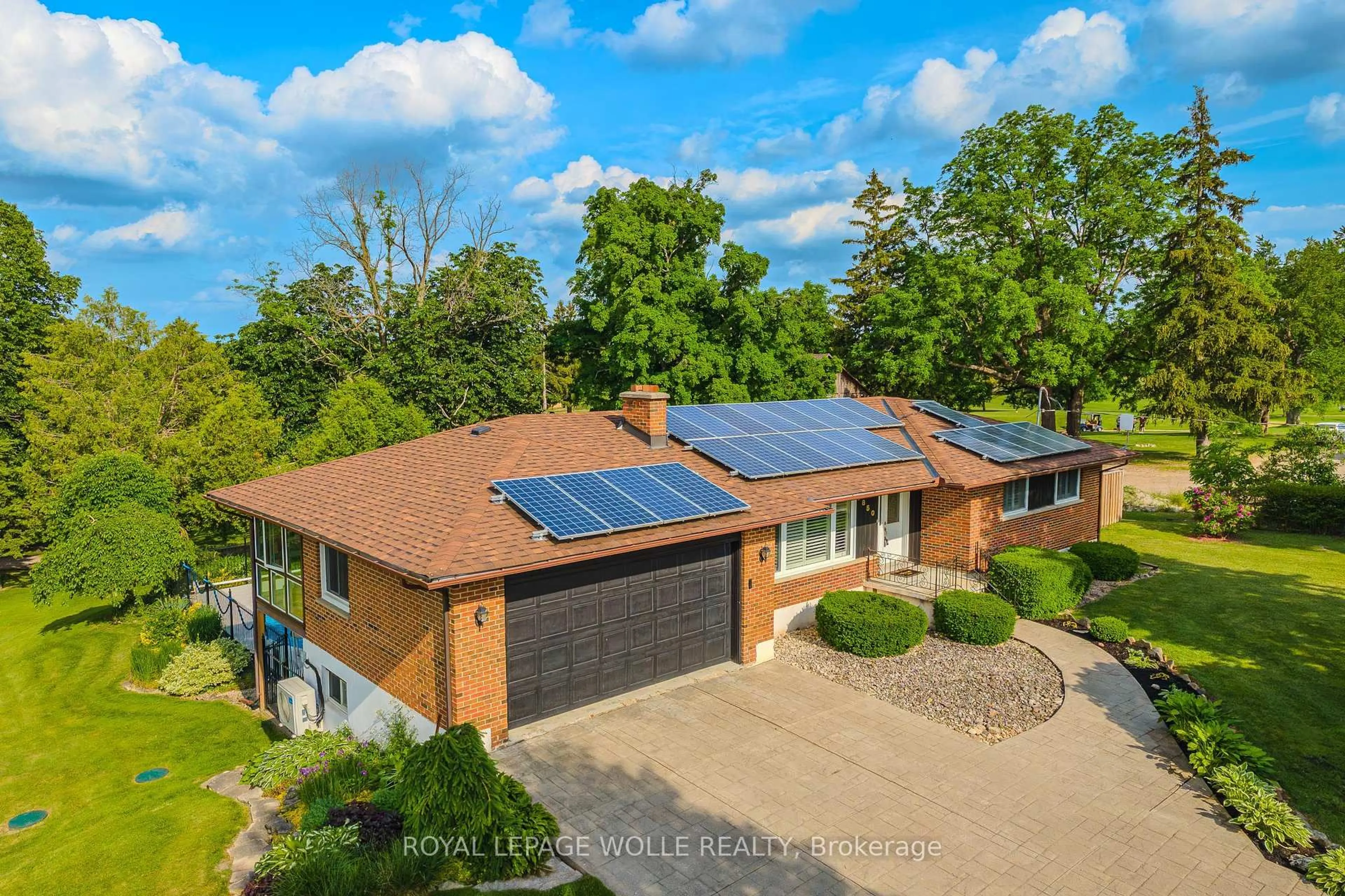 A pic from outside/outdoor area/front of a property/back of a property/a pic from drone, building for 3850 Beaverdale Rd, Cambridge Ontario N3H 4R6