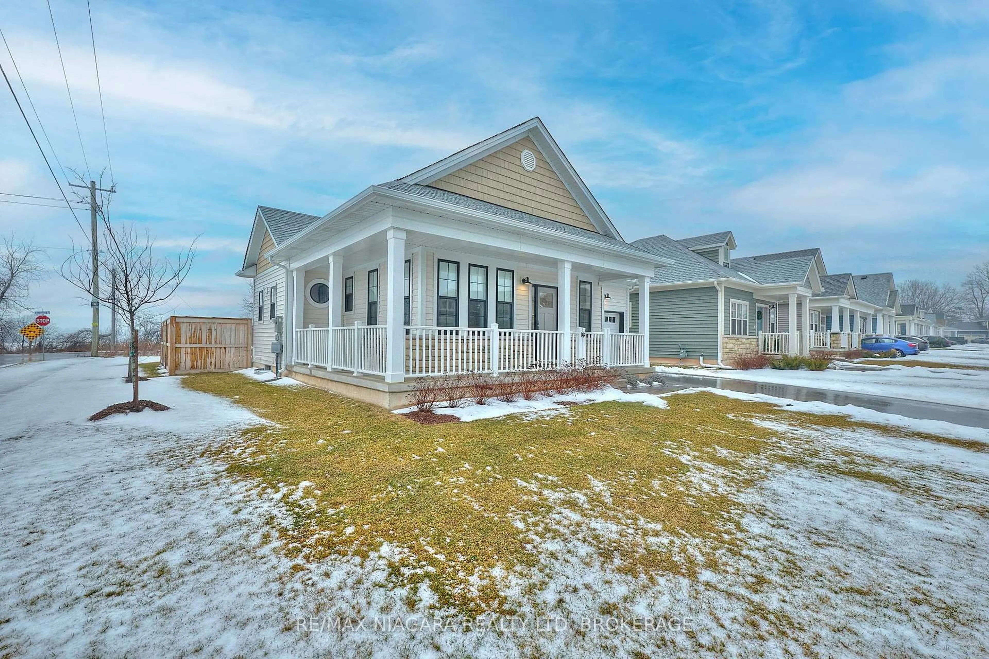 Home with vinyl exterior material, street for 3 Beachwalk Cres, Fort Erie Ontario L0S 1B0