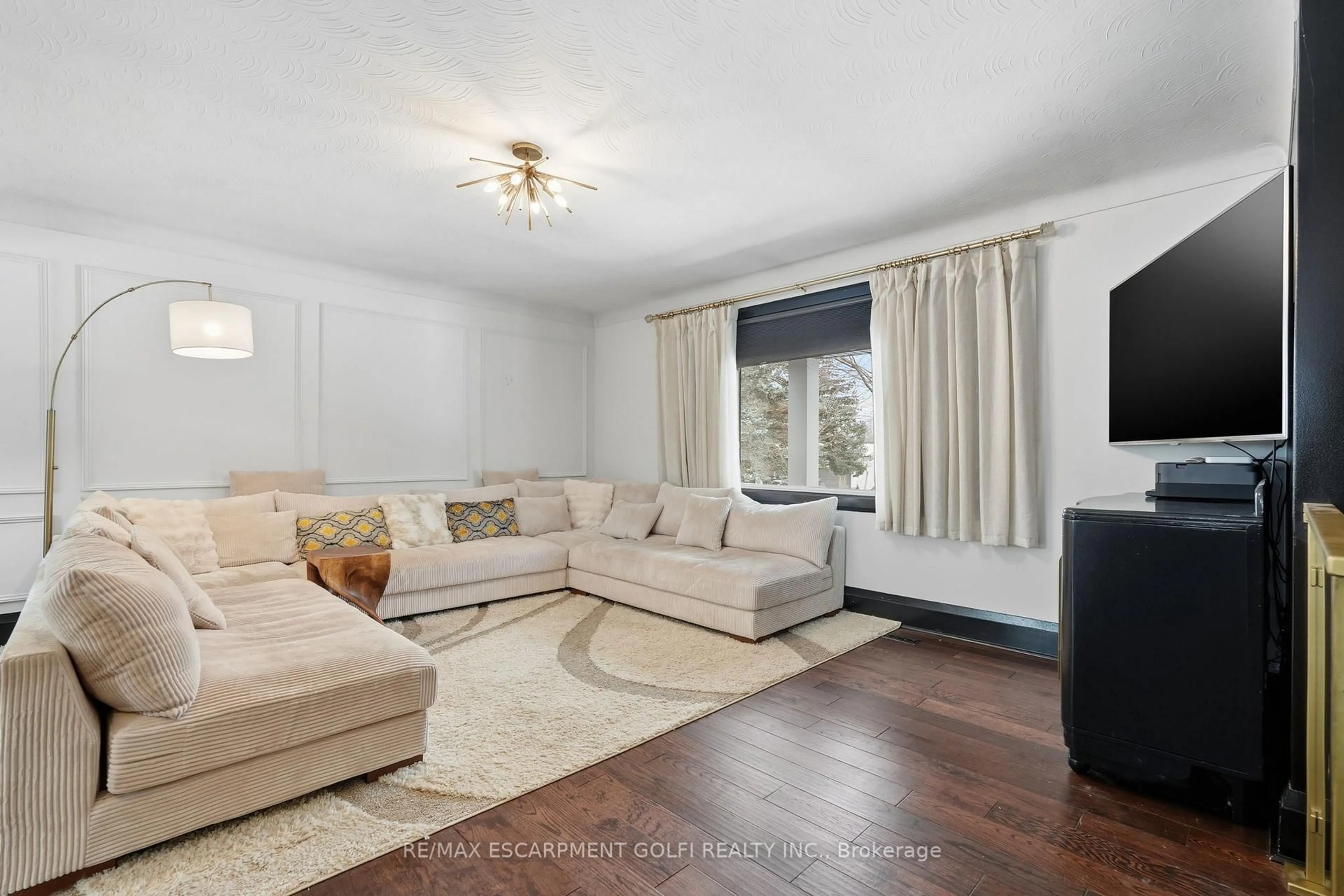Living room with furniture, unknown for 13 Upper Canada Dr, Niagara-on-the-Lake Ontario L0S 1J0