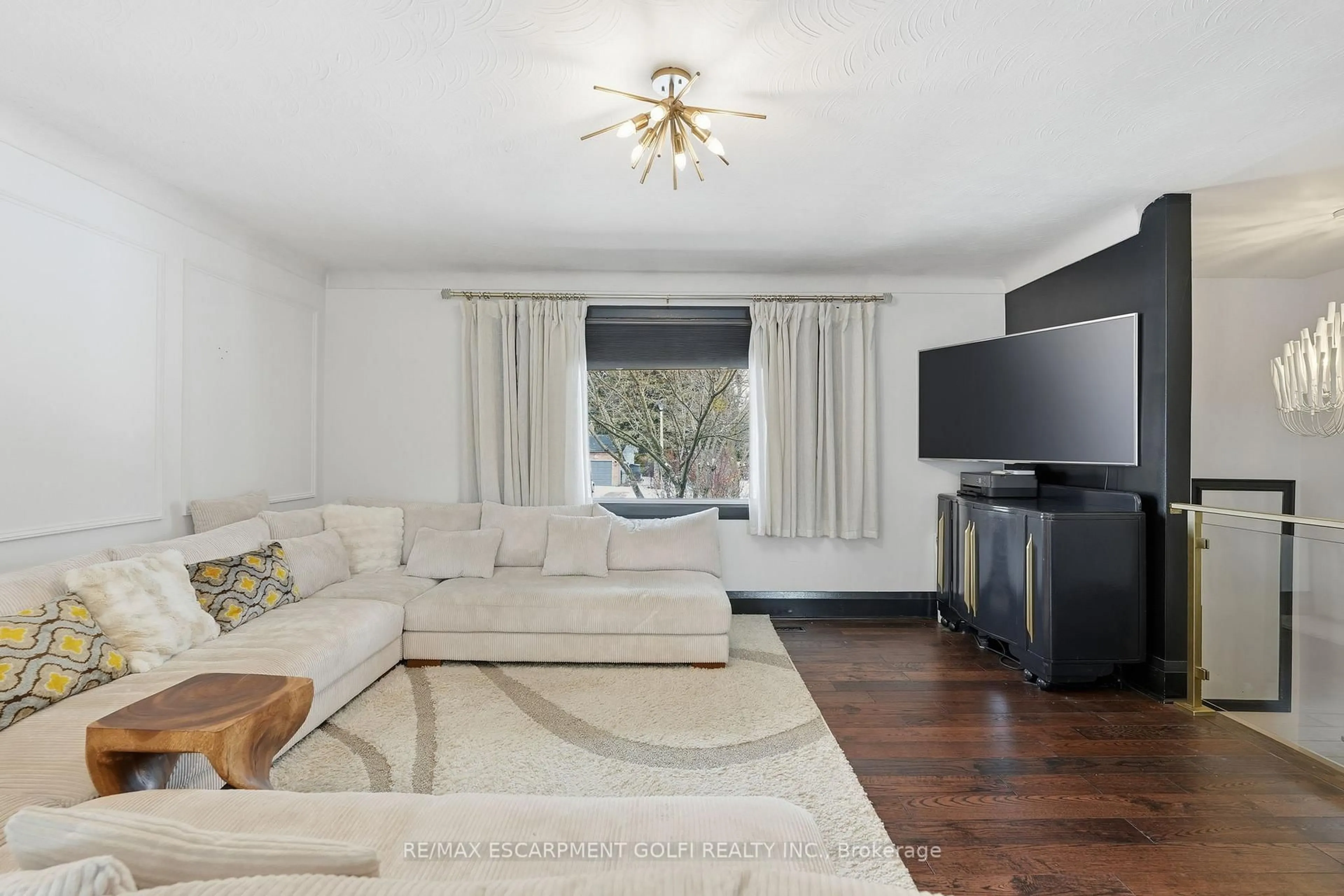 Living room with furniture, unknown for 13 Upper Canada Dr, Niagara-on-the-Lake Ontario L0S 1J0