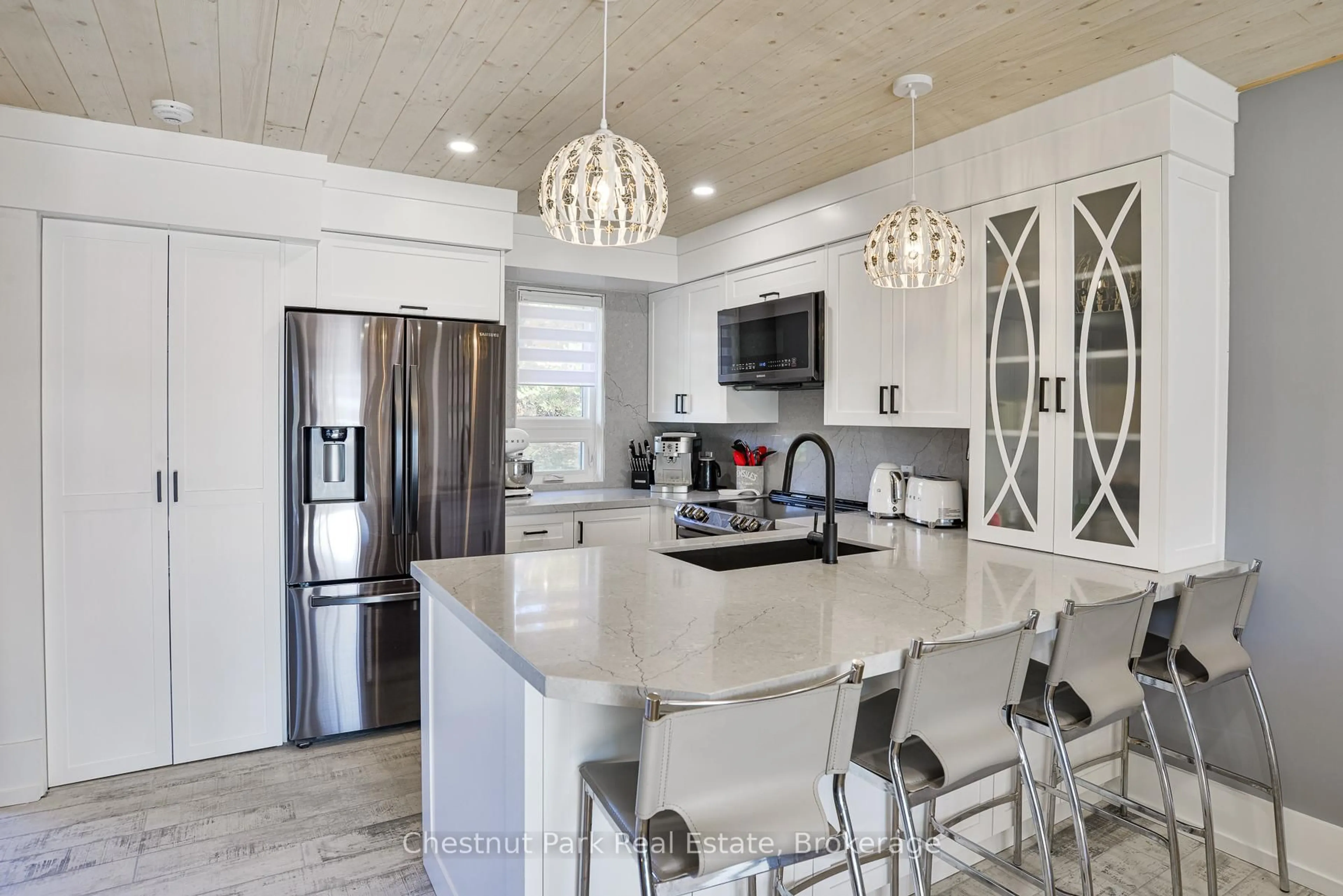 Open concept kitchen, ceramic/tile floor for 4 TURNER Dr, Huntsville Ontario P1H 1A8