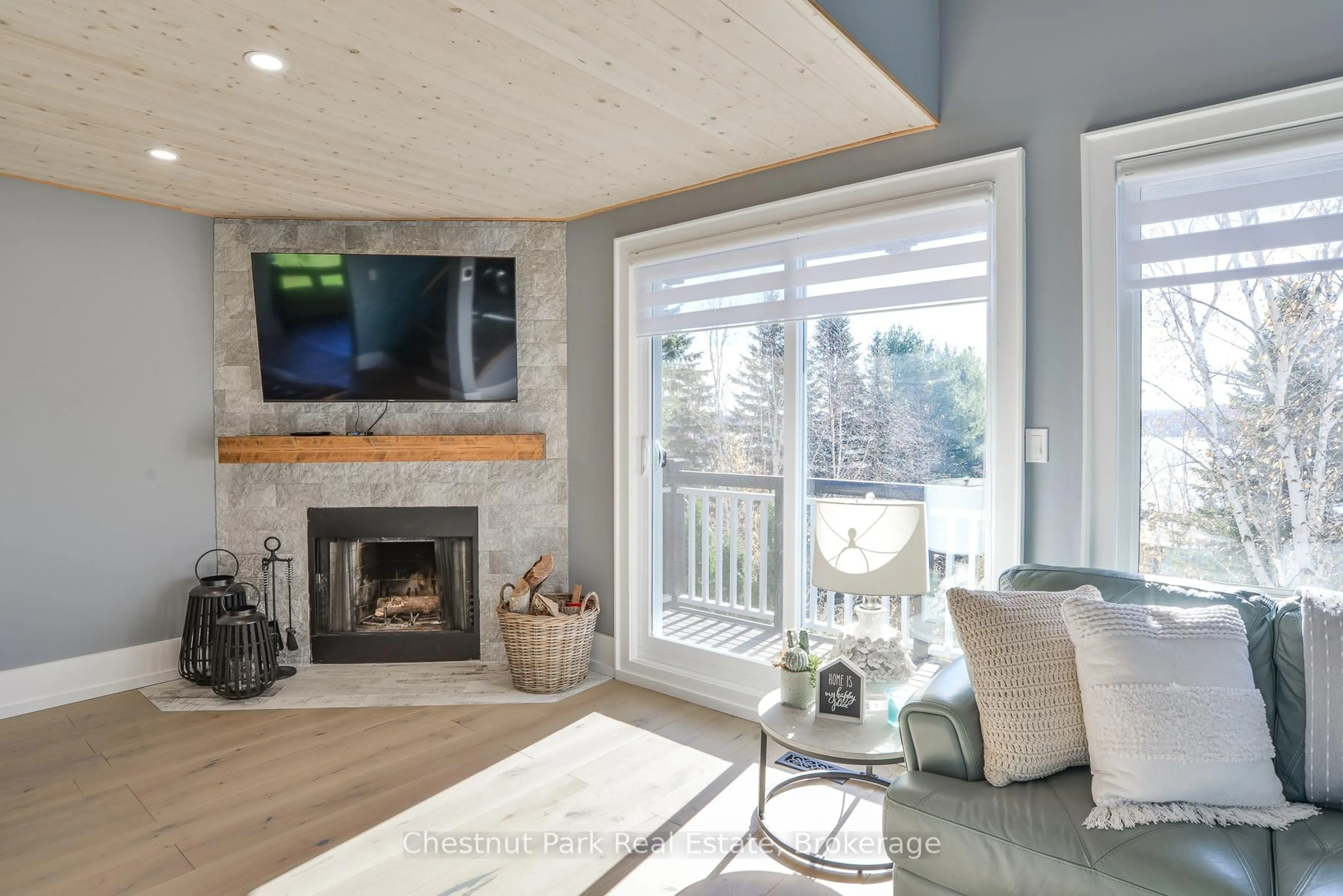 Living room with furniture, unknown for 4 TURNER Dr, Huntsville Ontario P1H 1A8