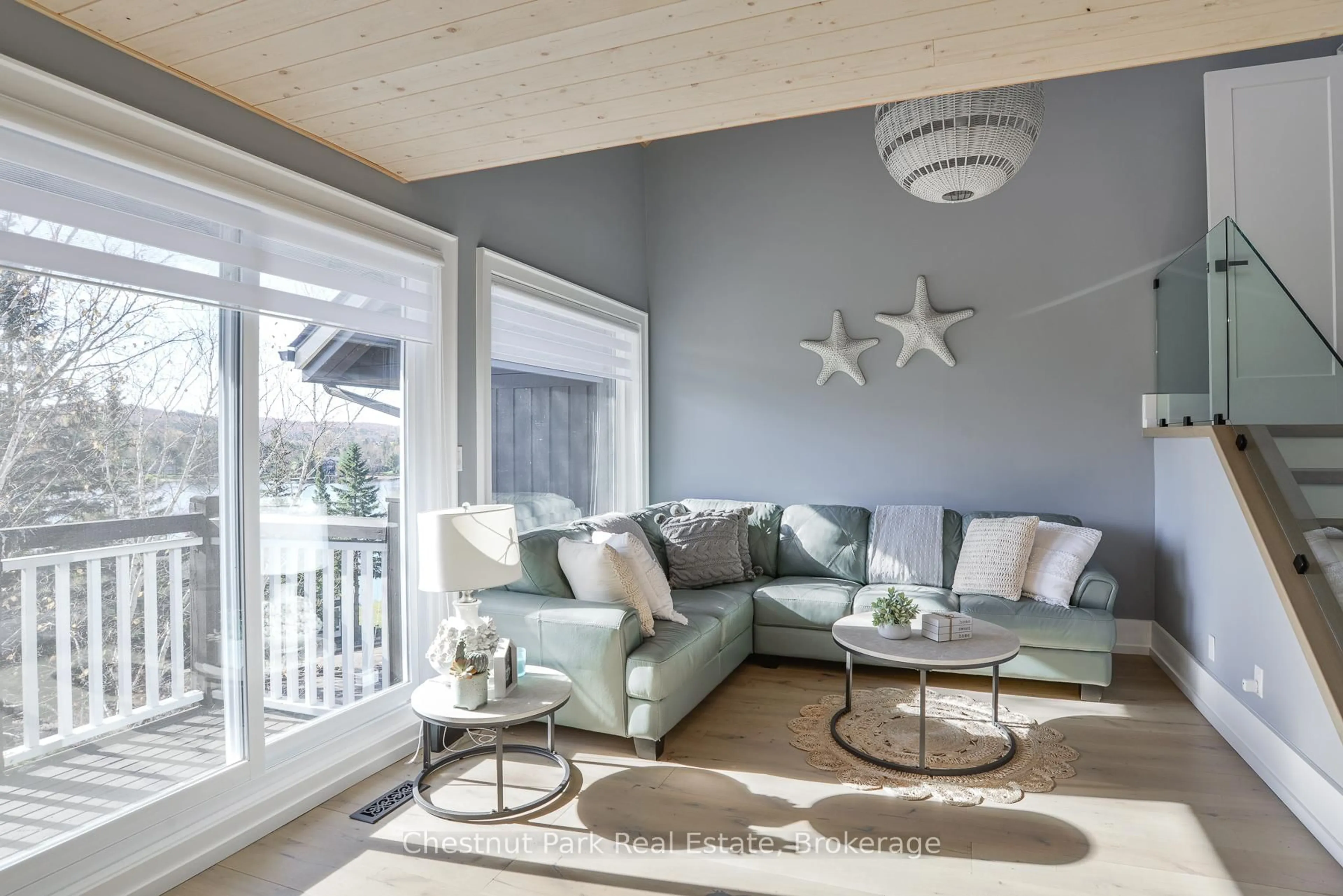 Living room with furniture, unknown for 4 TURNER Dr, Huntsville Ontario P1H 1A8