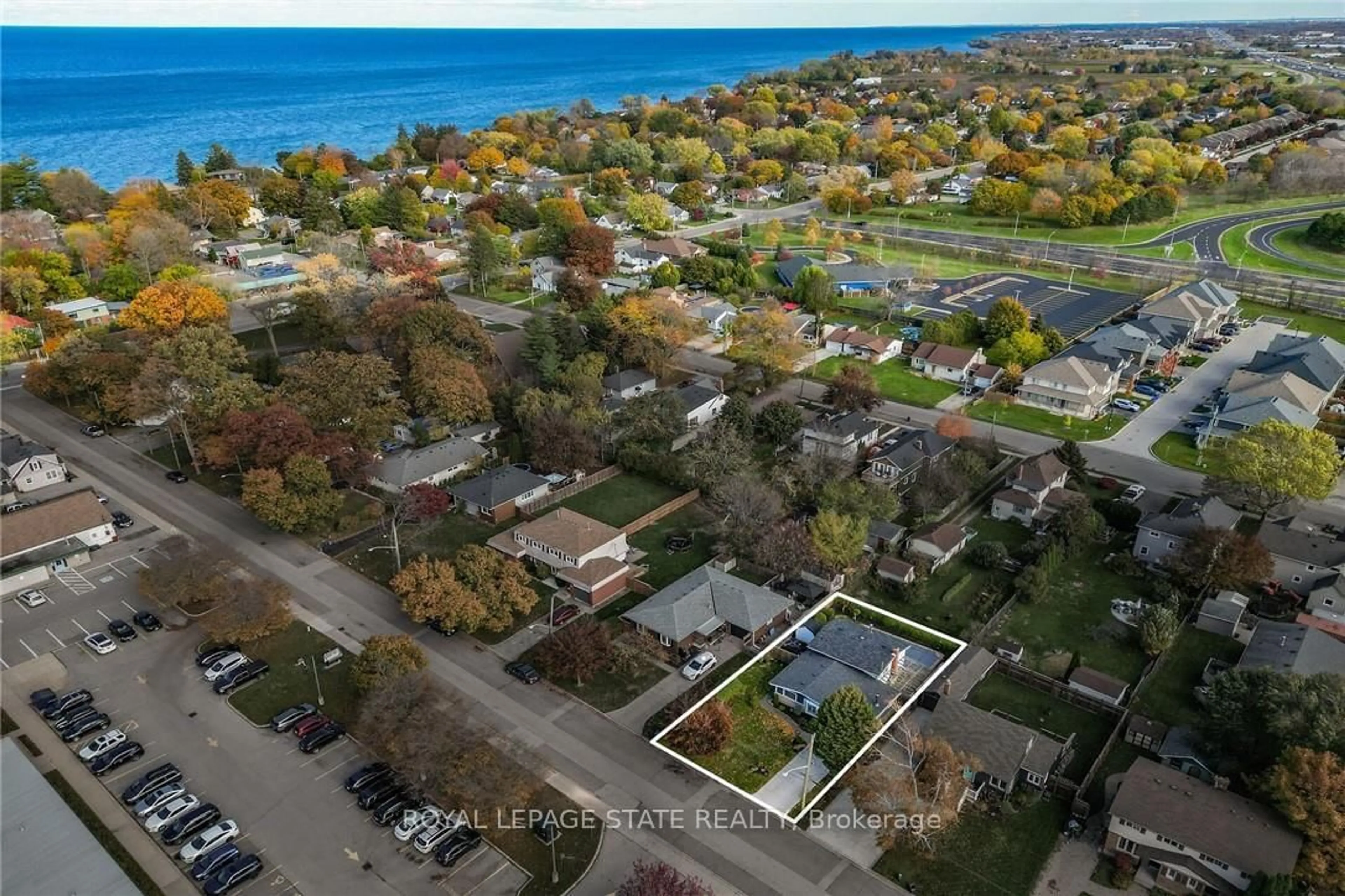 A pic from outside/outdoor area/front of a property/back of a property/a pic from drone, street for 15 Grand Ave, Grimsby Ontario L3M 2R6