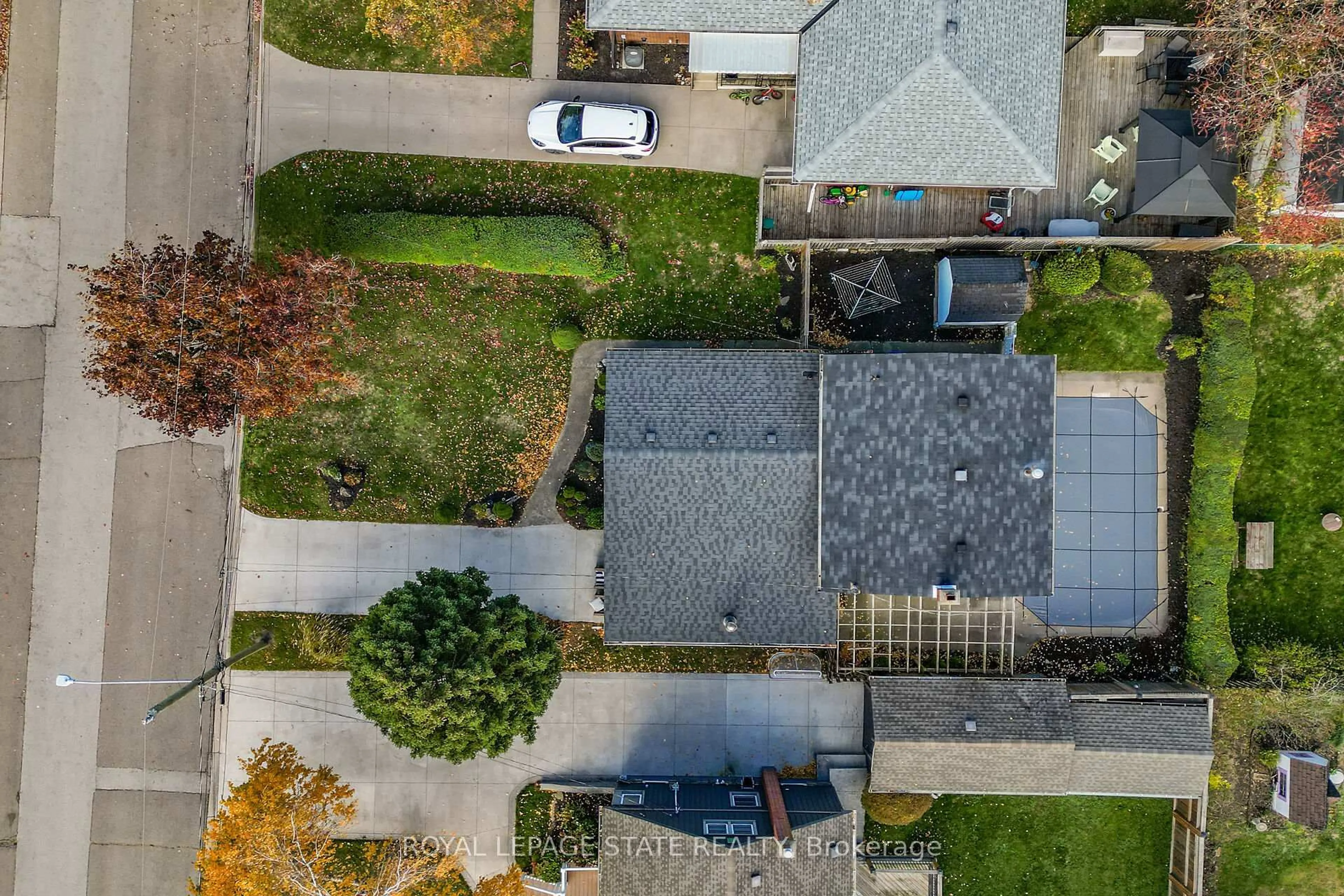 A pic from outside/outdoor area/front of a property/back of a property/a pic from drone, street for 15 Grand Ave, Grimsby Ontario L3M 2R6