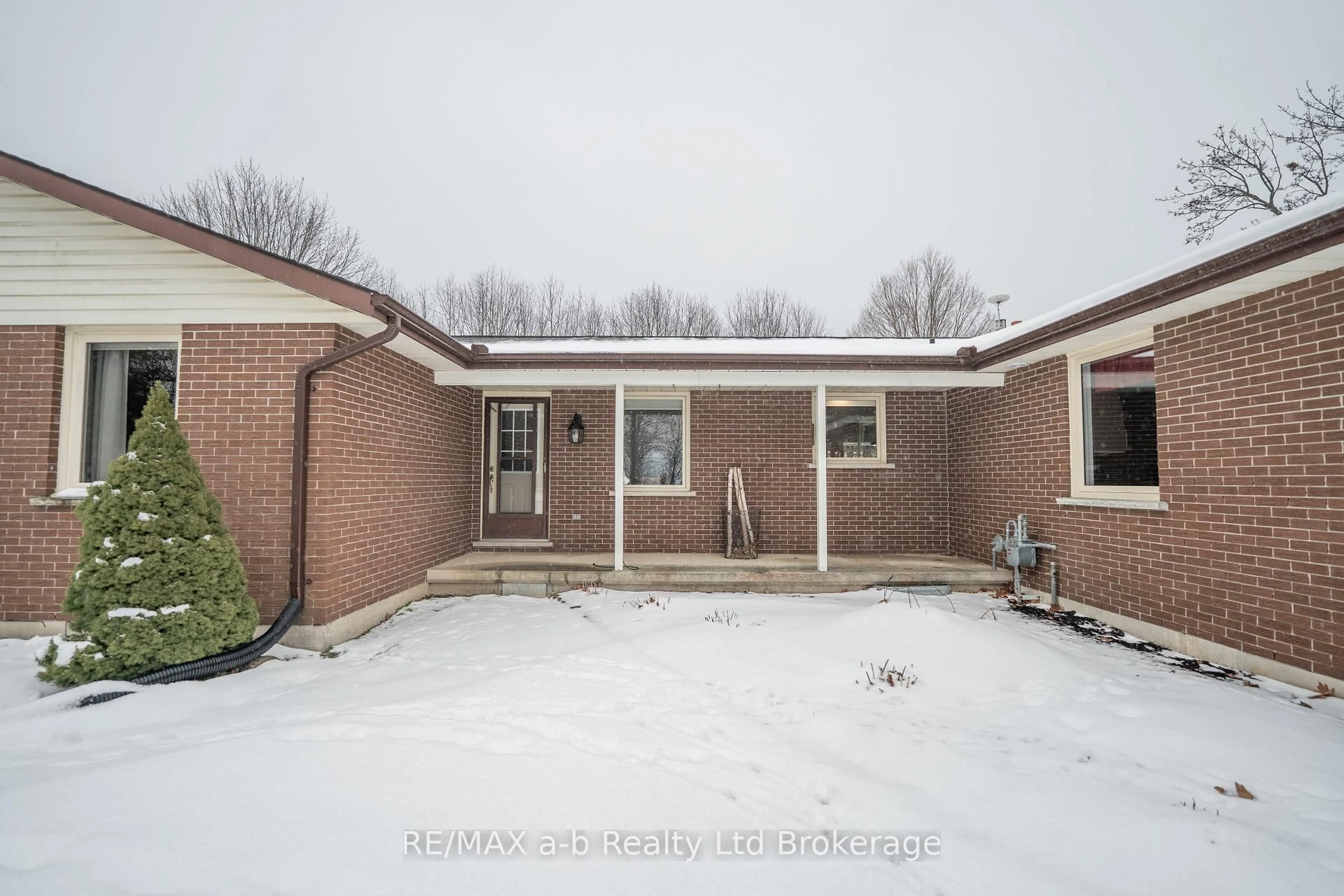 Home with brick exterior material, building for 660 Goshen Rd, Norfolk Ontario N4G 4G7